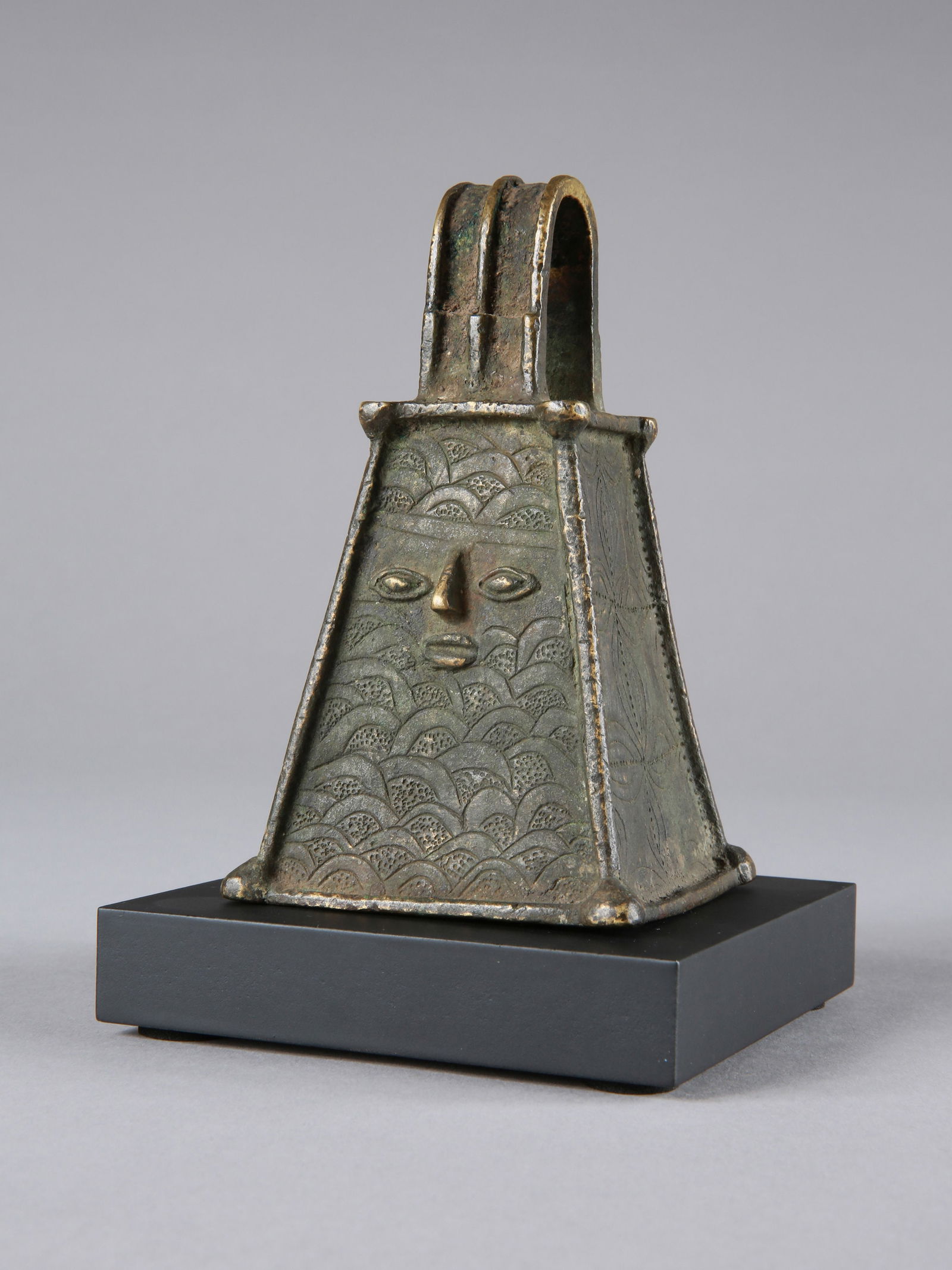 An Edo Quadrangular Bronze Bell, "eroro" (1 of 11)