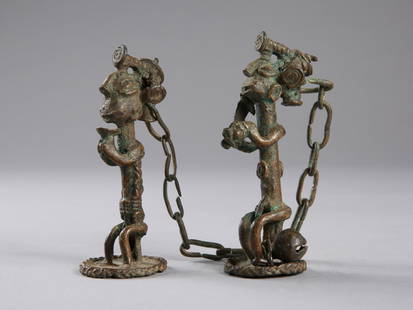 A Yoruba Pair of Figurines linked by a Chain: Figuren-Paar, durch eine Kette miteinander verbunden Yoruba. Nigeria Ohne Sockel / without base Gelbguss. H 11 cm. Provenienz: Galerie Walu, Zürich (vor 1998). CHF 300 / 600