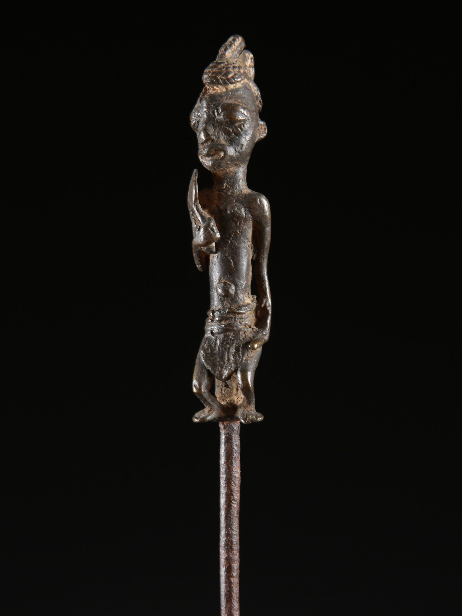 A Yoruba Ceremonial Staff of a Blacksmith, "iwana ogun": Zeremonialstab eines Schmieds, "iwana ogun" Yoruba. Nigeria Mit Sockel / with base Eisen, Gelbguss. H 43,5 cm. Provenienz: - Gérald Minkoff (1937-2009) und Muriel Olesen (1948-2020), Genf. - Hamm