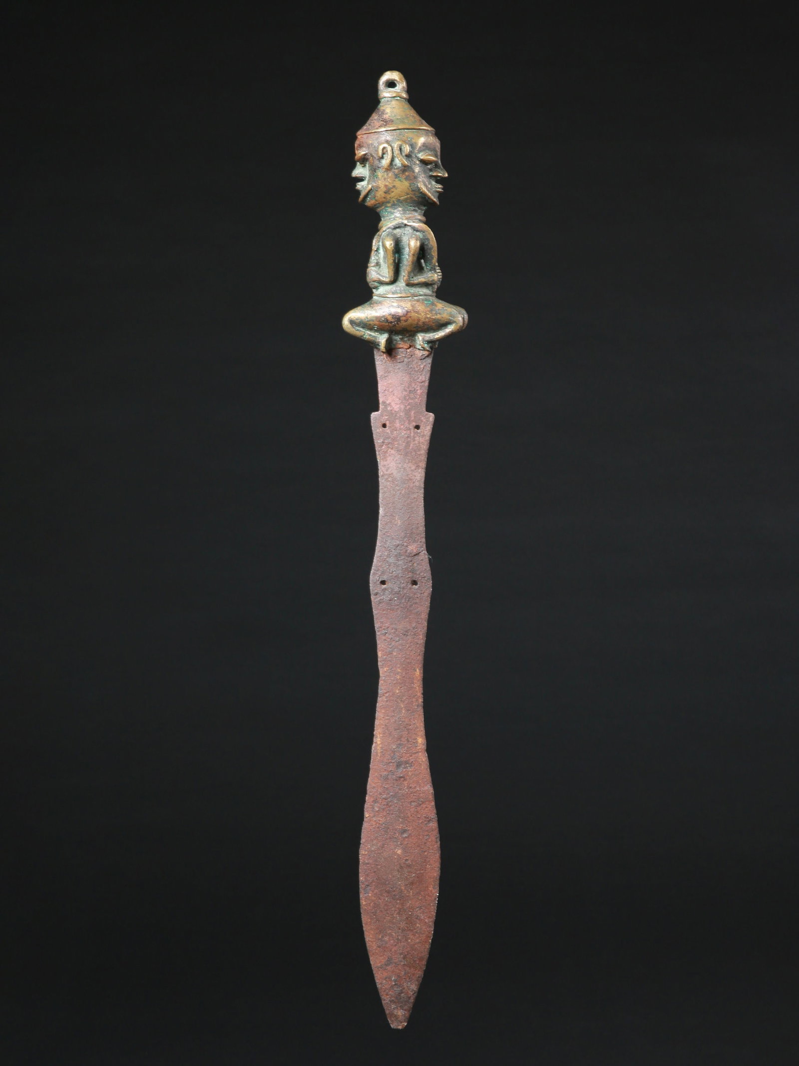 A Yoruba Short Sword with a janiform figurative Handle: Zeremonial-Kurzschwert mit janusförmigen figürlichem Griff Yoruba. Nigeria Ohne Sockel / without base Eisen, Gelbguss. H 64,5 cm. Provenienz: - Gérald Minkoff (1937-2009) und Muriel Ole