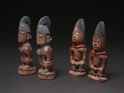 2 Yoruba Pairs of Twin Figures, "ere ibeji": 2 Zwillingsfiguren-Paare, "ere ibeji" Yoruba. Nigeria Ohne Sockel / without base Holz, Glasperlen. H 24 - 25,5 cm. Provenienz: Hans-Joachim Struck (1934-2016), 1980er Jahre in Nigeria erworben. Ü