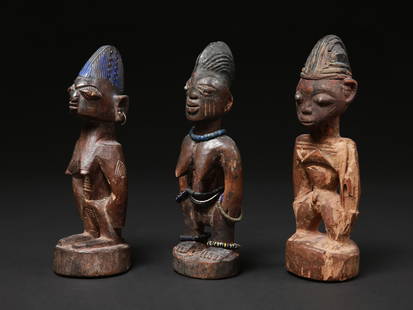 3 Twin Figures, "ere ibeji": 3 Zwillingsfiguren, "ere ibeji" Yoruba. Nigeria Ohne Sockel / without base Holz, Glasperlen. H 26 - 27,5 cm. Provenienz: Hans-Joachim Struck (1934-2016), 1980er Jahre in Nigeria erworben. Über Zw