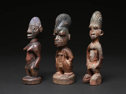 3 Twin Figures, "ere ibeji": 3 Zwillingsfiguren, "ere ibeji" Yoruba. Nigeria Ohne Sockel / without base Holz. H 25,5 - 28 cm. Provenienz: Hans-Joachim Struck (1934-2016), 1980er Jahre in Nigeria erworben. Über Zwillinge wurd