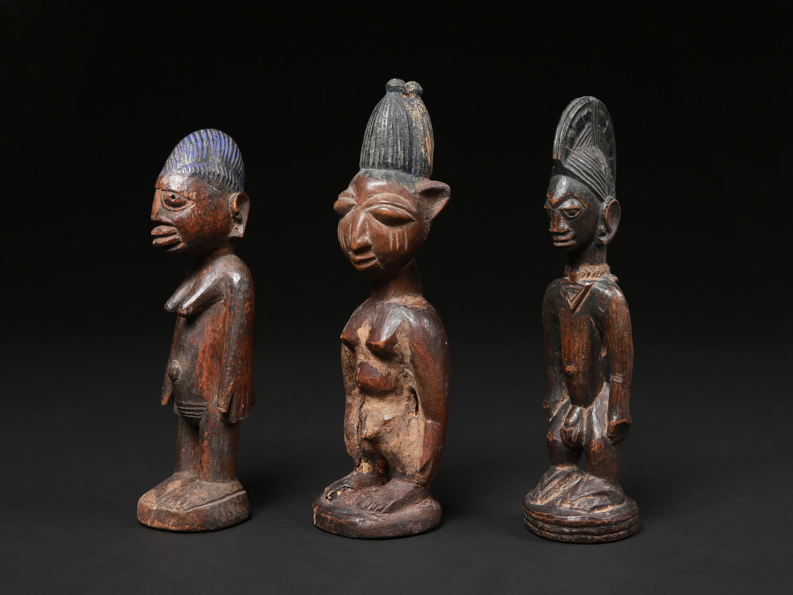 3 Twin Figures, "ere ibeji": 3 Zwillingsfiguren, "ere ibeji" Yoruba. Nigeria Ohne Sockel / without base Holz. H 25 - 28,5 cm. Provenienz: Hans-Joachim Struck (1934-2016), 1980er Jahre in Nigeria erworben. Über Zwillinge wurd