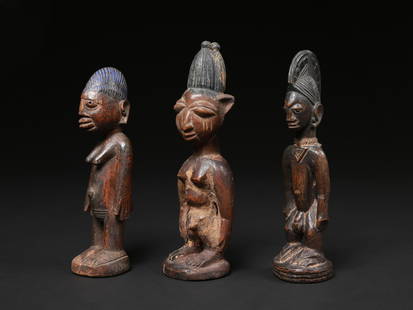 3 Twin Figures, "ere ibeji": 3 Zwillingsfiguren, "ere ibeji" Yoruba. Nigeria Ohne Sockel / without base Holz. H 25 - 28,5 cm. Provenienz: Hans-Joachim Struck (1934-2016), 1980er Jahre in Nigeria erworben. Über Zwillinge wurd