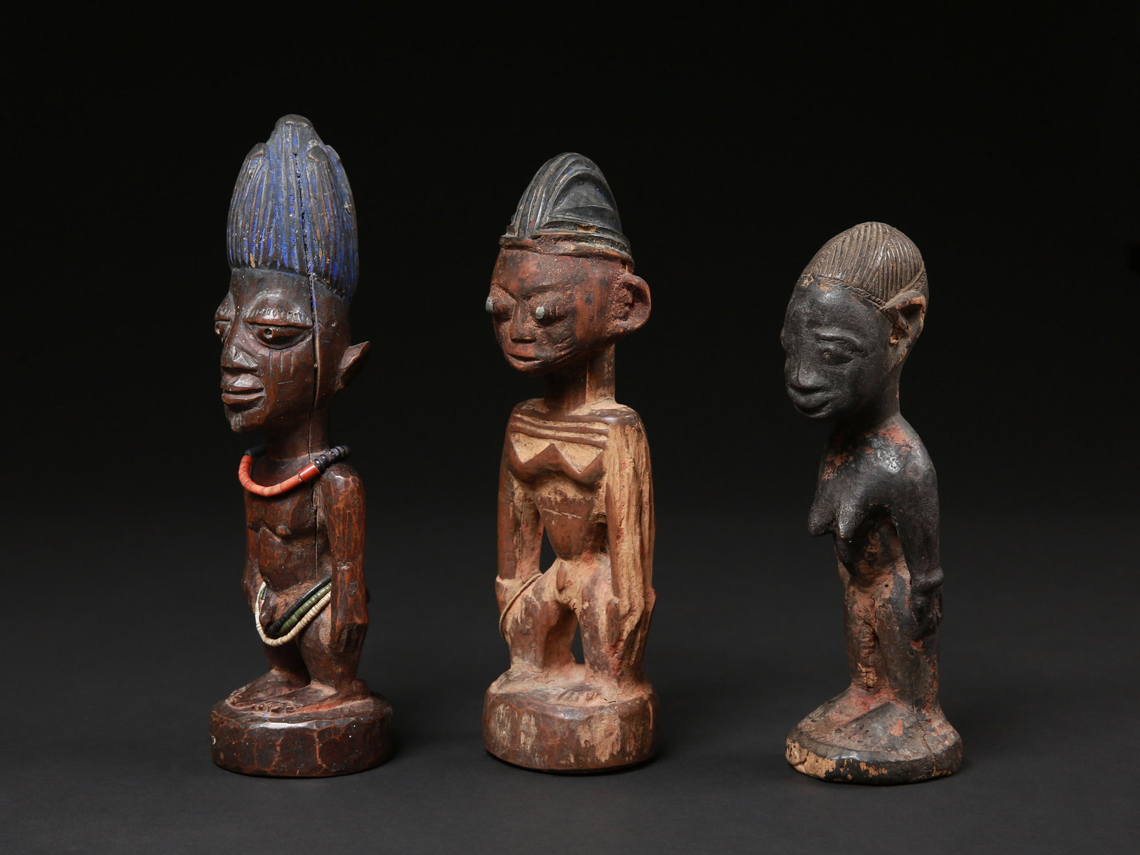 3 Twin Figures, "ere ibeji": 3 Zwillingsfiguren, "ere ibeji" Yoruba. Nigeria Ohne Sockel / without base Holz, Glasperlen. H 24 - 28,5 cm. Provenienz: Hans-Joachim Struck (1934-2016), 1980er Jahre in Nigeria erworben. Über Zw