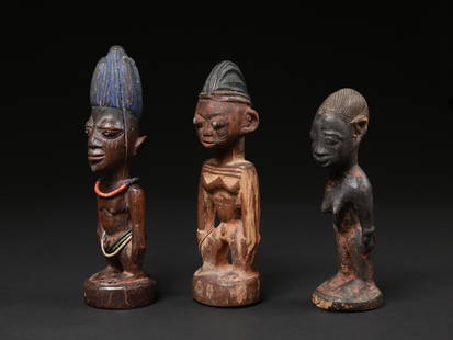 3 Twin Figures, "ere ibeji": 3 Zwillingsfiguren, "ere ibeji" Yoruba. Nigeria Ohne Sockel / without base Holz, Glasperlen. H 24 - 28,5 cm. Provenienz: Hans-Joachim Struck (1934-2016), 1980er Jahre in Nigeria erworben. Über Zw