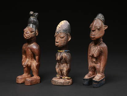 3 Twin Figures, "ere ibeji": 3 Zwillingsfiguren, "ere ibeji" Yoruba. Nigeria Ohne Sockel / without base Holz, Glasperlen. H 23,5 - 26,5 cm. Provenienz: Hans-Joachim Struck (1934-2016), 1980er Jahre in Nigeria erworben. Über