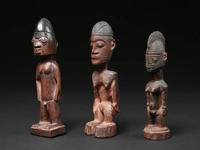 3 Twin Figures, "ere ibeji": 3 Zwillingsfiguren, "ere ibeji" Yoruba. Nigeria Ohne Sockel / without base Holz. H 26 - 29,5 cm. Provenienz: Hans-Joachim Struck (1934-2016), 1980er Jahre in Nigeria erworben. Über Zwillinge wurd