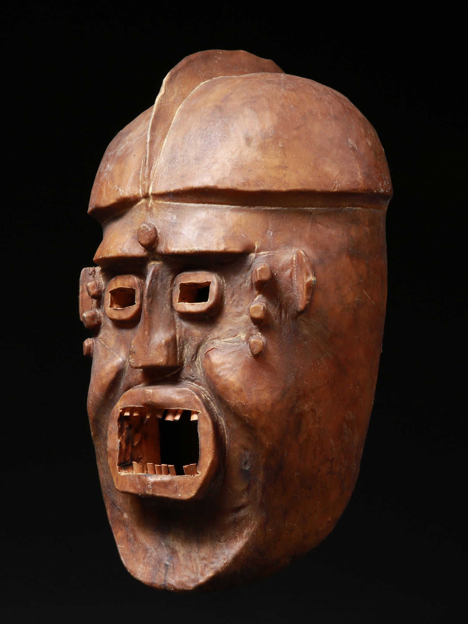 A Widekum Mask, "agwe chaka": Lederüberzogene Maske, "agwe chaka" Widekum. Kamerun Ohne Sockel / without base Holz, Leder. H 48 cm. Provenienz: - lt. Vorbesitzerin: 1950er Jahre in Situ erworben. - Schweizer Privatsammlung, Basel