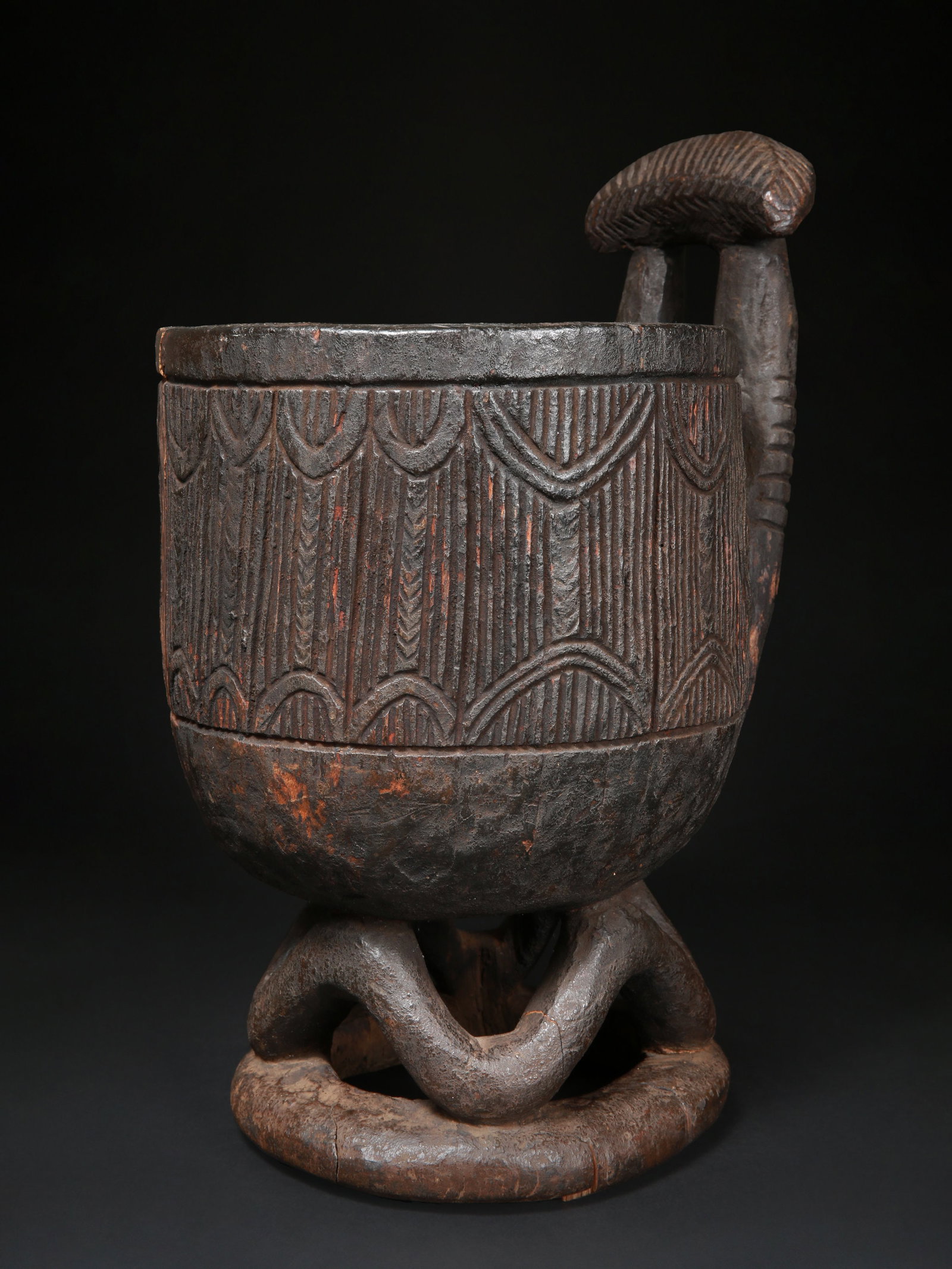 A Bamileke Bowl: Höfisches Gefäss Bamileke. Kamerun Ohne Sockel / without base Holz. H 42,5 cm. Provenienz: - lt. Charles Indlekofer: Dr. Valentin, Liestal. - Charles und Hedy Indlekofer, Riehen. - Hammer Au