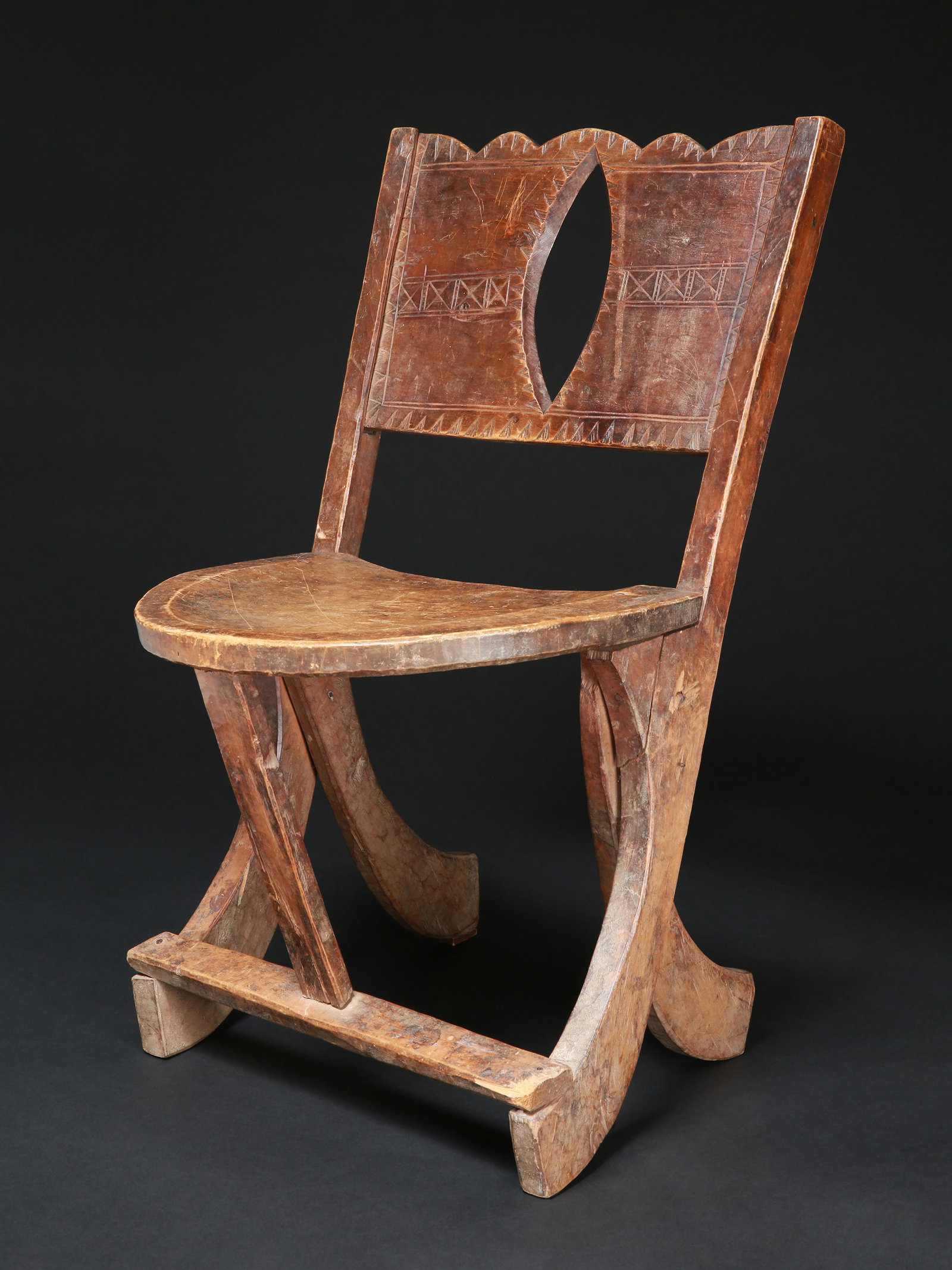 An Oromo Chair, assembled from several parts: Sitz, aus mehreren Teilen zusammengefügt Oromo / Gurage. Äthiopien Ohne Sockel / without base Holz. H 76,5 cm. Provenienz: - Galerie Walu, Zürich. - Hammer Auktionen, Basel, 30.05.2024,