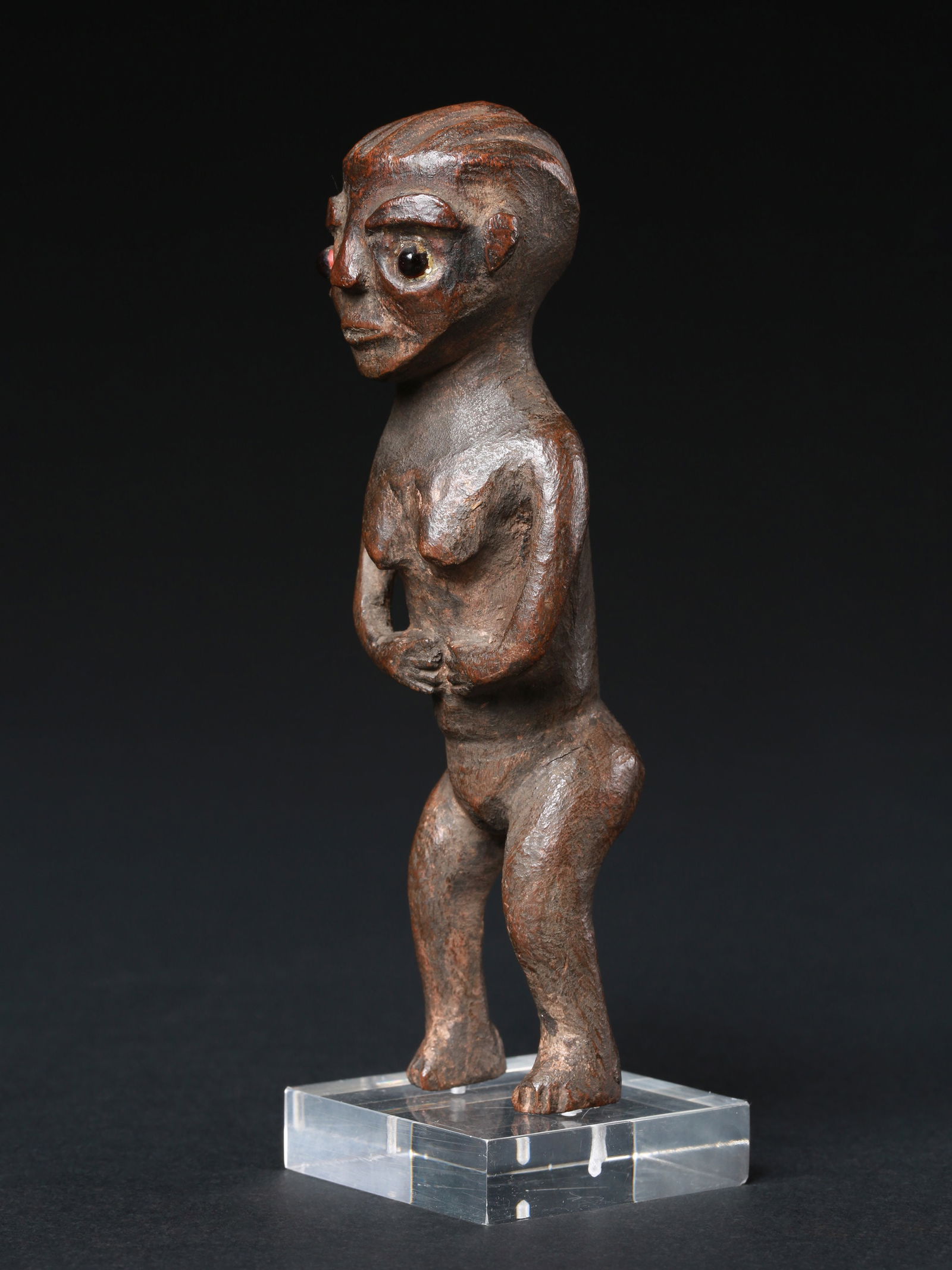 A Tanzanian Figure: Stehende weibliche Figur Tansania Mit Sockel / with base Holz. H 13,5 cm. Provenienz: - Helmut (1931-2021) und Marianne Zimmer, Zürich. - Hammer Auktionen, Basel (25.04.2024, Lot 66). - Schweizer