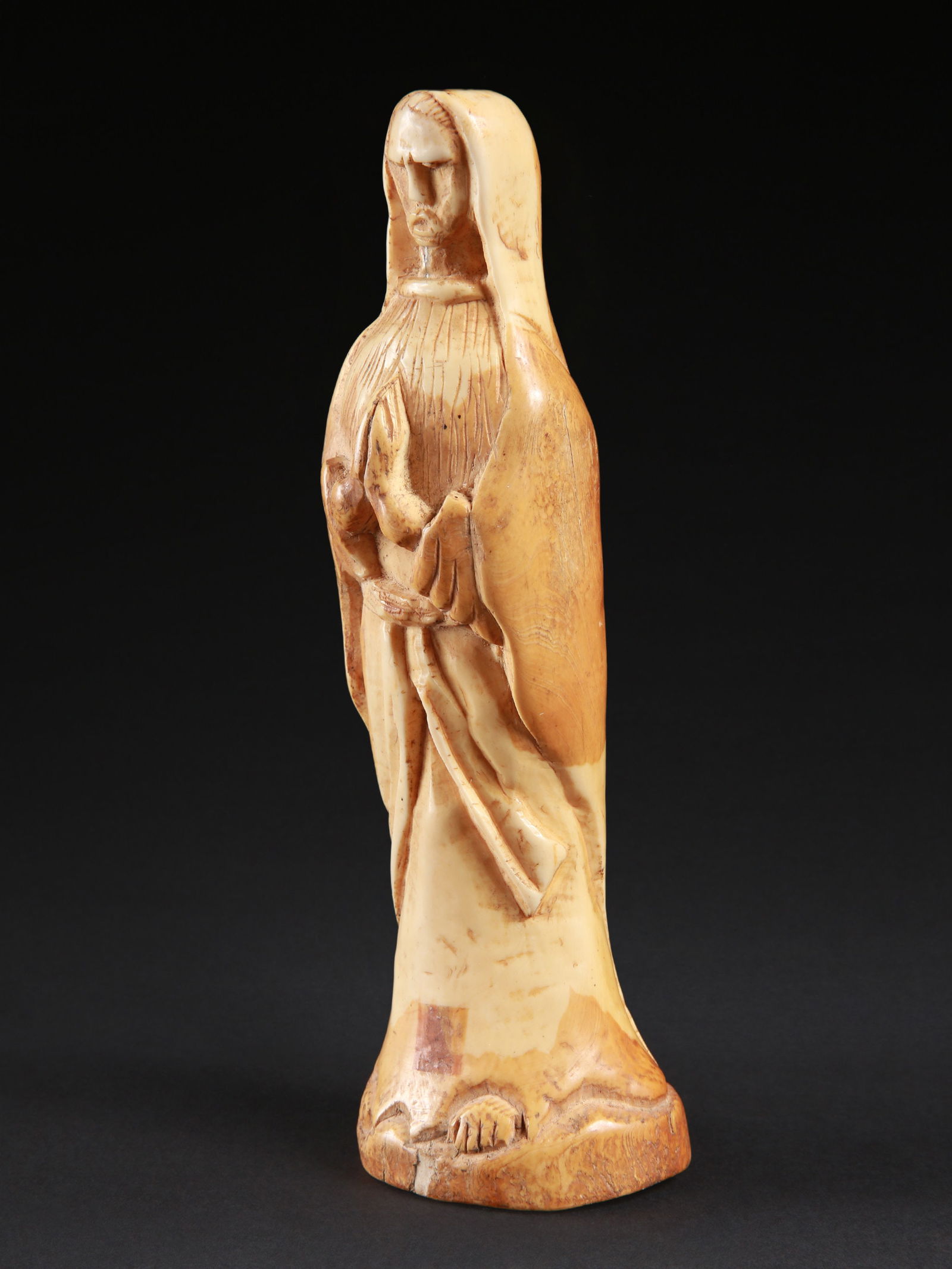A Luba Christian Votive Figure, “Madonna of Lourdes” Type: Christliche Votivfigur vom Typus "Madonna von Lourdes" Luba. DR Kongo Ohne Sockel / without base Knochen. H 21 cm. Provenienz: - Edmond (Edi) Remondino, Burundi und Zürich. - Schweizer Privatsamm