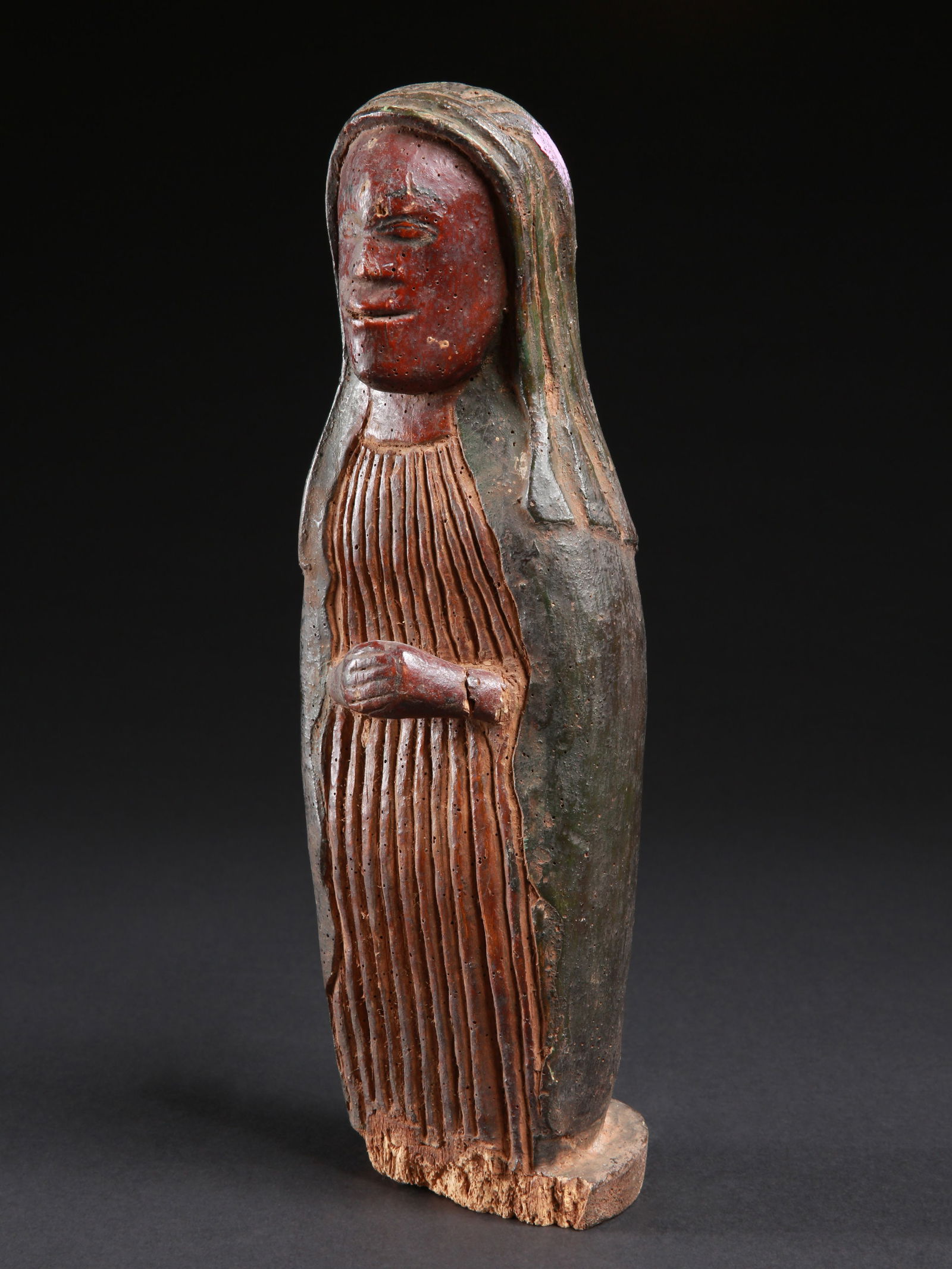 A Fipa praying Figure, Virgin Mary: Betende Marienfigur Fipa. Tansania A Luba Christian Votive Figure Ohne Sockel / without base Holz. H 35 cm. Provenienz: - Edmond (Edi) Remondino, Burundi und Zürich. - Schweizer Privatsammlung, Z
