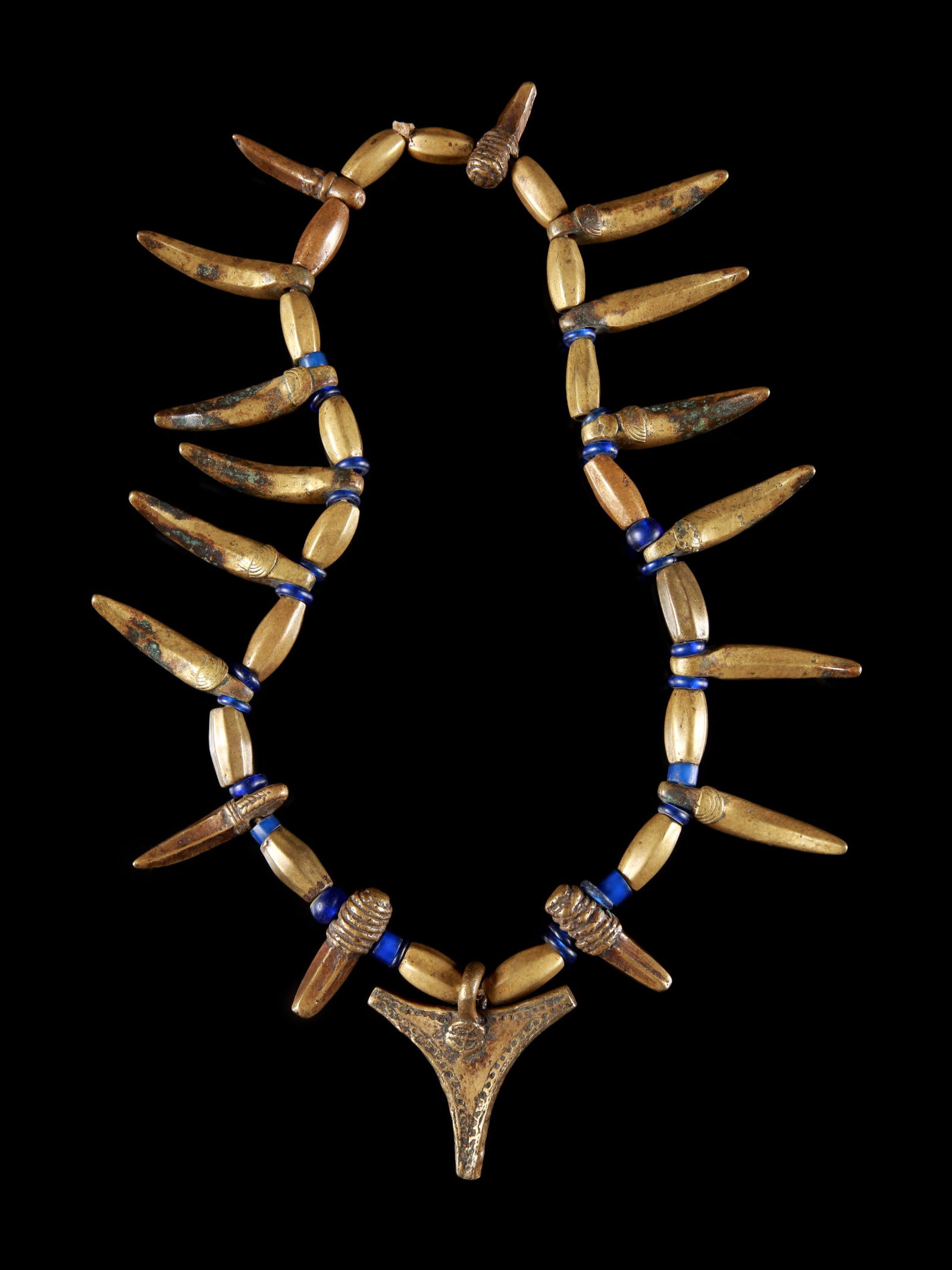 A Dan Necklace: Bronze-Collier Dan / Wè-Guéré. Côte d’Ivoire Neu aufgezogen Gelbguss, Glasperlen. L 43,5 cm. Provenienz: - Gérald Minkoff (1937-2009) und Muriel Olesen (1948-2020), Genf. - Hammer Auktionen, Ba
