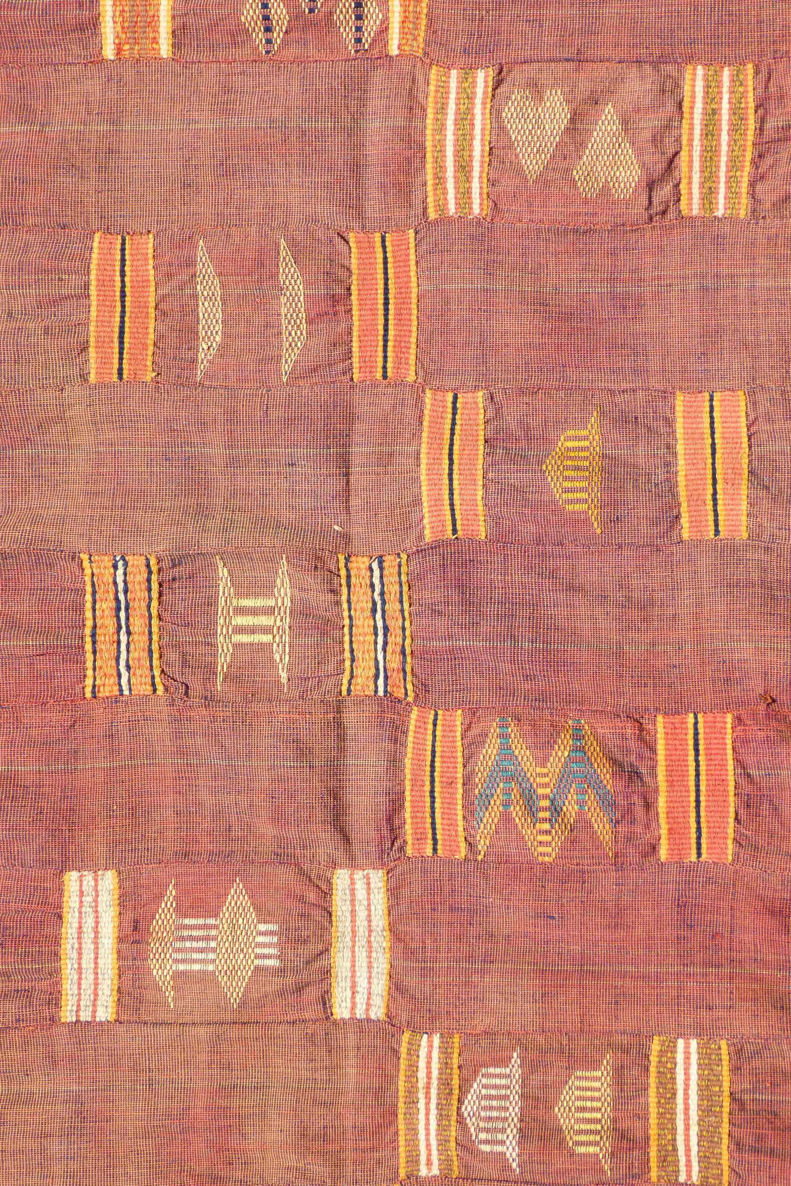 An Ewe Man's Cloth: Männer-Wickelgewand, "adanudo" Ewe-Adangbe. Ghana Ohne Sockel / without base Baumwolle. B 148 cm. L 335 cm. Provenienz: - Abubakar Dukurey, Accra/Nima. - 2009: Schweizer Privatsammlung, S