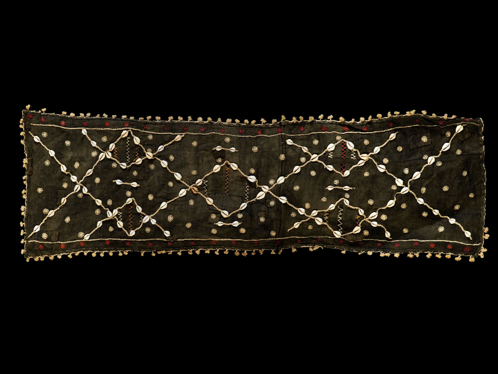 A Kuba Woven Fabric, Overskirt: Wickelgewand Kuba. DR Kongo Ohne Sockel / without base Raphia, Kaurischnecken. B ca. 30 cm. L ca. 95 cm. Provenienz: - Galerie Walu, Basel. - Hammer Auktionen, Basel (12.06.2018, Lot 57). - Claudine (