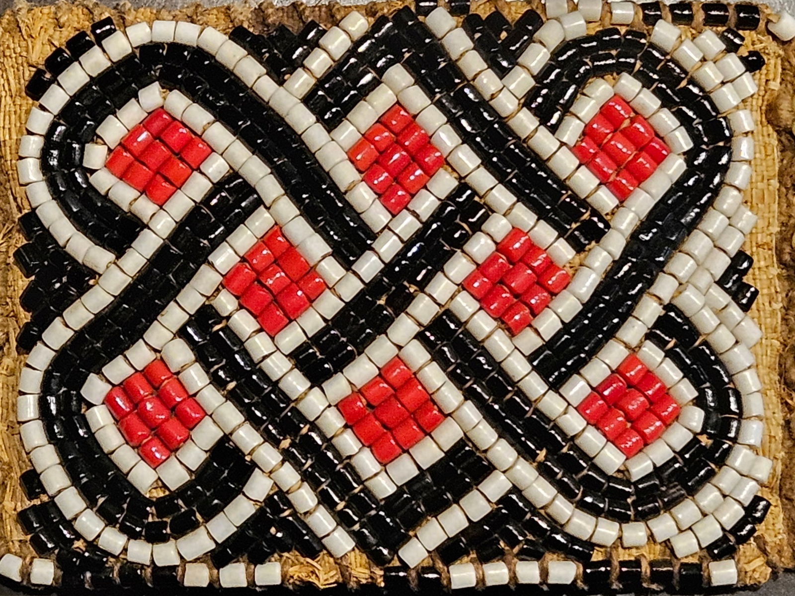 A Kuba Belt, "yeemi mambolmashet": Gürtel, "yeemi mambolmashet" Kuba. DR Kongo Ohne Sockel / without base Glasperlen, Kaurischnecken, Textil. B 9 cm. L 216 cm. Provenienz: - Gérald Minkoff (1937-2009) und Muriel Olesen (1948-2020), G