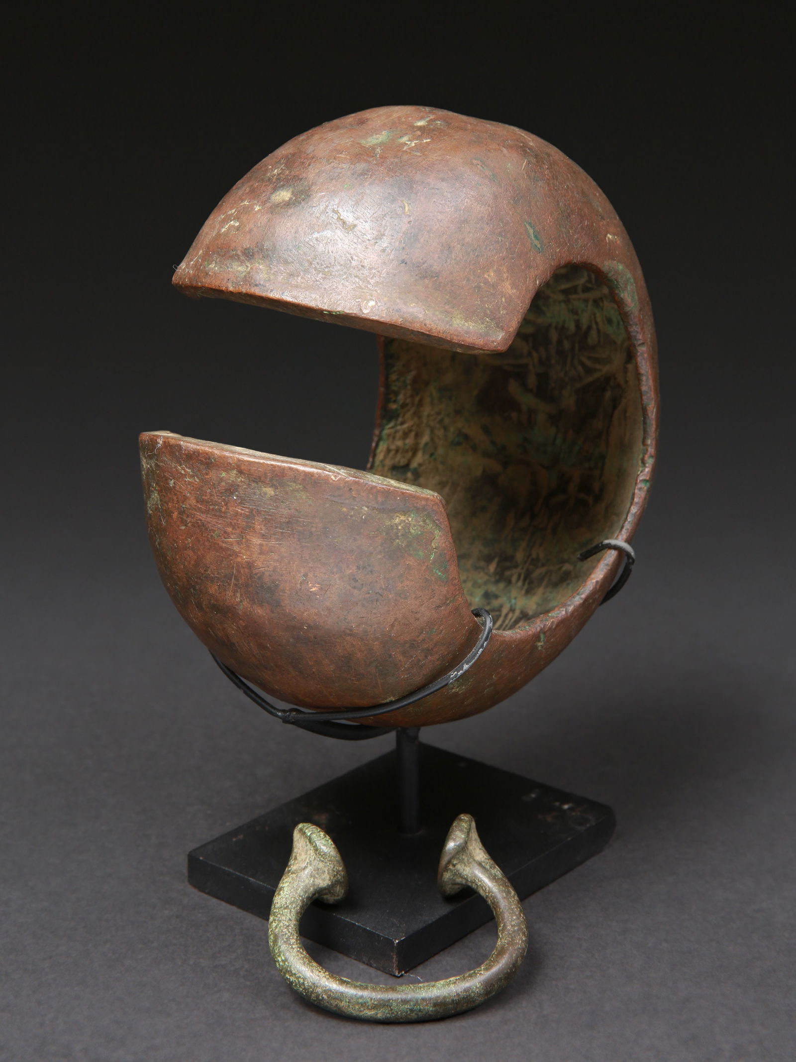 A Mbole Anklet ("diako") and a Manilla Pre-Coinage Currency: 1 Manille und ein Fussreif aus Kupfer, "diako" Mbole. DR Kongo Mit Sockel / with base Kupfer. B 5,5 - 14 cm. Provenienz: - Galerie Udo Horstmann AG, Udo Horstmann, Zug. - 1991: Schweizer Privatsammlun