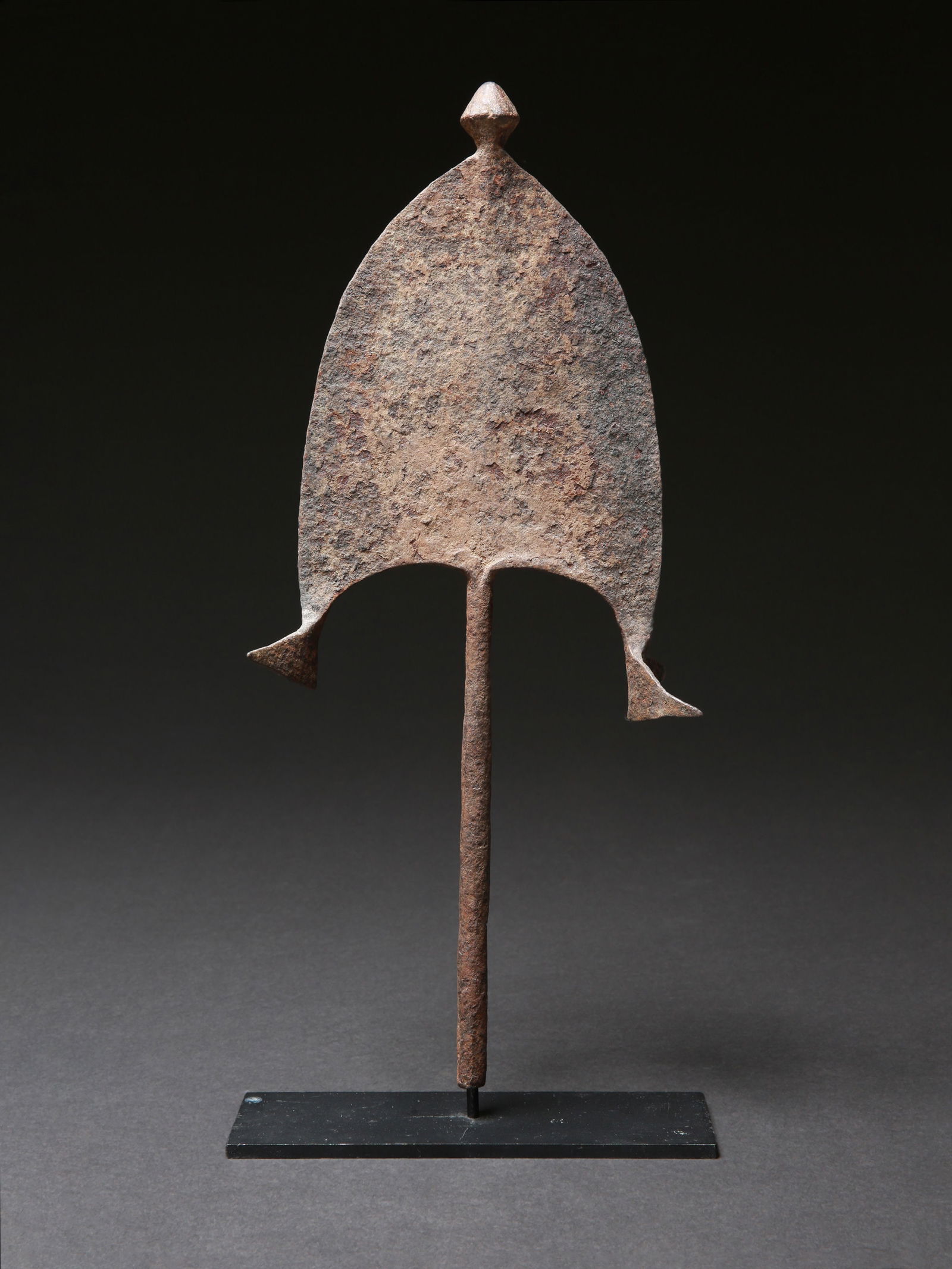 A Ngbaka Iron Currency, "mbili": Vormünzliches Zahlungsmittel, "mbili" Ngbaka / Mbanza / Lobala / Bangala. DR Kongo Mit Sockel / with base Eisen. H 42 cm. B 17 cm. Provenienz: - Galerie Udo Horstmann AG, Udo Horstmann, Zug. - 19