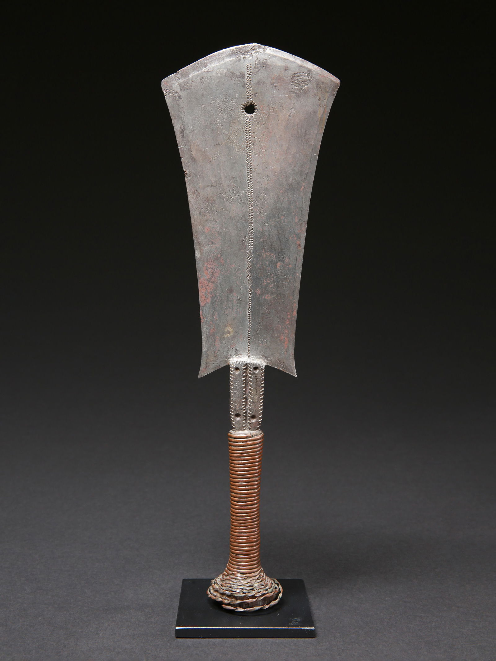 A Yakoma Short Sword, "basakpwa": Kurzschwert, "basakpwa" Yakoma. Zentralafrikanische Republik Mit Sockel / with base Holz, Eisen, Kupfer. H 33 cm. Provenienz: - Galerie Udo Horstmann AG, Udo Horstmann, Zug. - 1991: Schweizer Privatsa