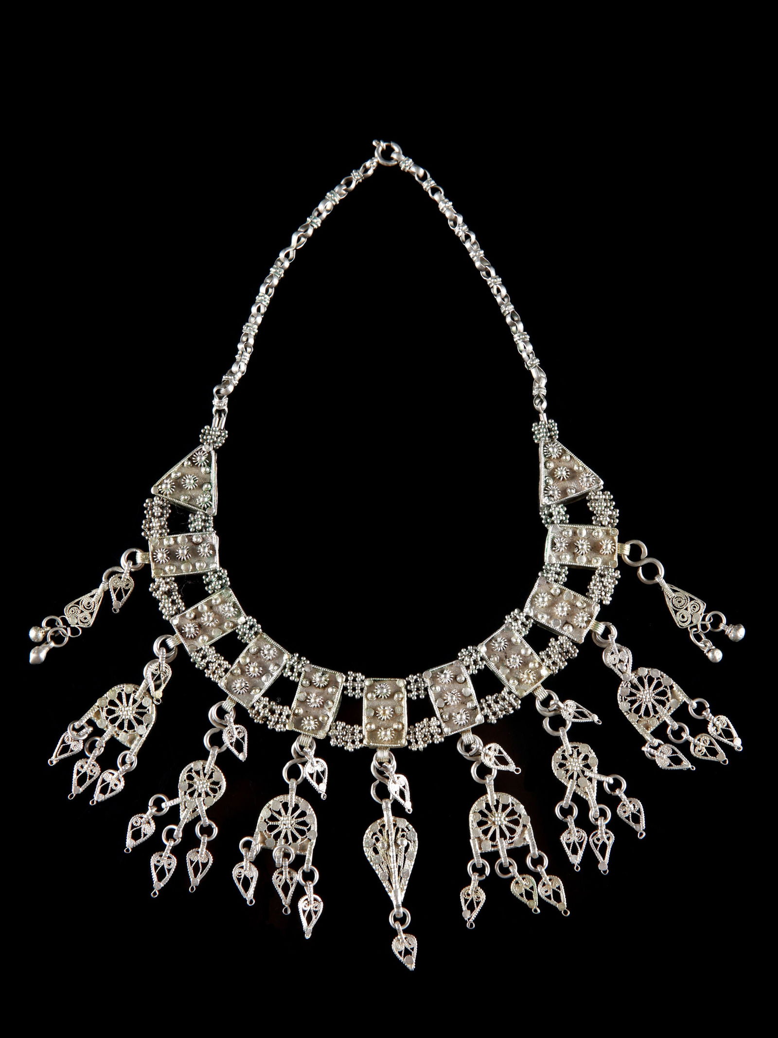 A Yemeni Silver Collier: Silber-Collier Jemen Ohne Sockel / without base Silber. L 25,5 cm. Provenienz: Schweizer Privatsammlung, Bern. Weiterführende Literatur: Ransom, Marjorie (2023). Silver Treasures from the Land of