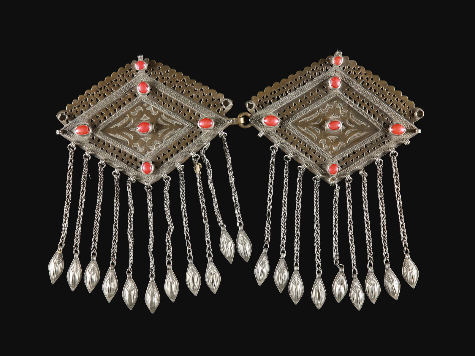 A Tekke Women's Coat Fastener, "tschapraz": Mantelschliesse, "tschapraz" Tekke. Turkmenistan Ohne Sockel / without base Silber, Kupferlegierung, Karneol. H 21,5 cm. Provenienz: - Gérald Minkoff (1937-2009) und Muriel Olesen (1948-2020), Ge