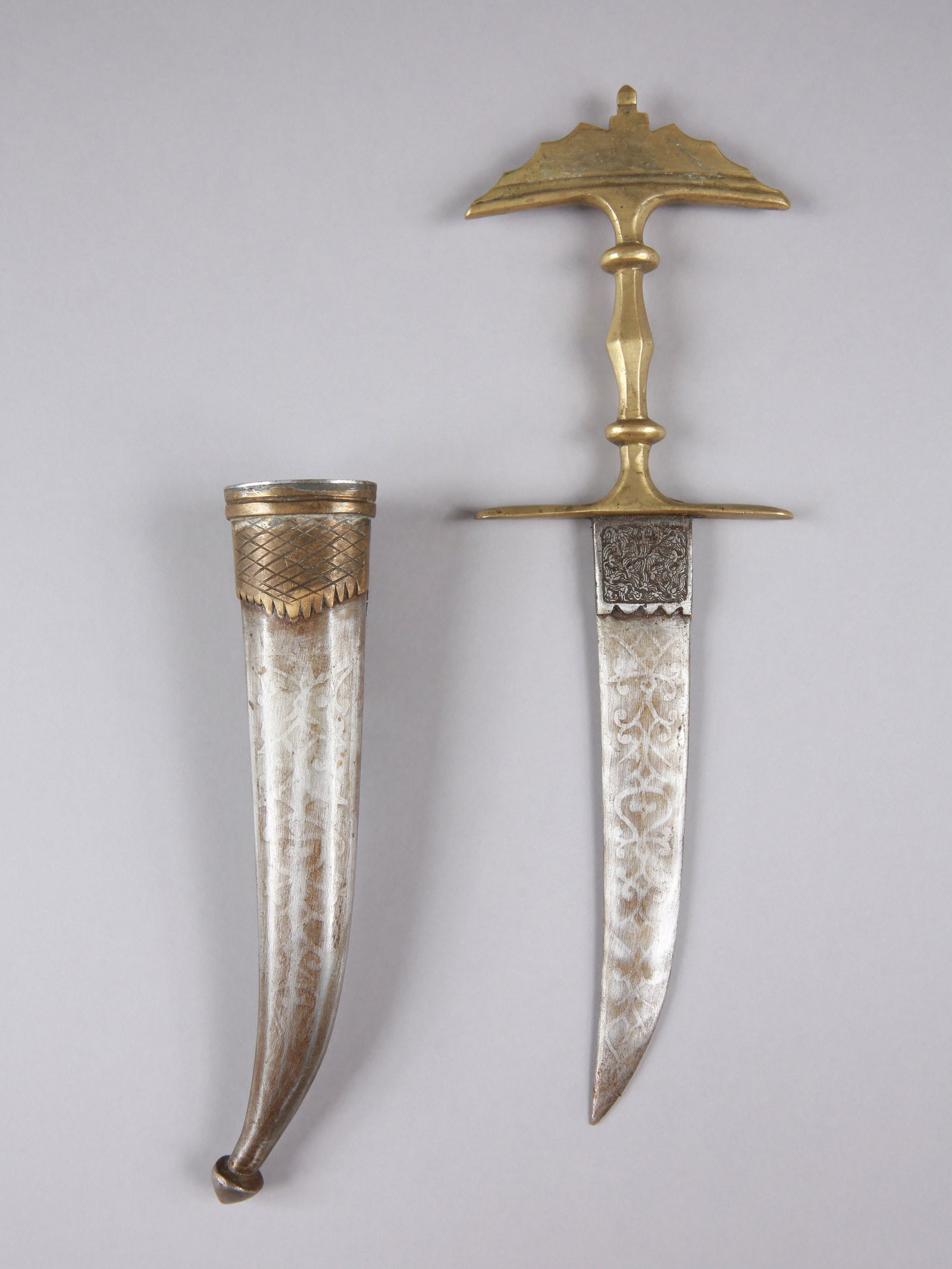 An Afghan Knife with Sheath, "jamadhar katari": Messer mit Scheide, "jamadhar katari" Afghanistan / Indien Ohne Sockel / without base Eisen, Bronze, Leder. L 31 cm. Provenienz: - Deutsche Privatsammlung, Rheinland-Pfalz (1970 vor Ort erworben). - H