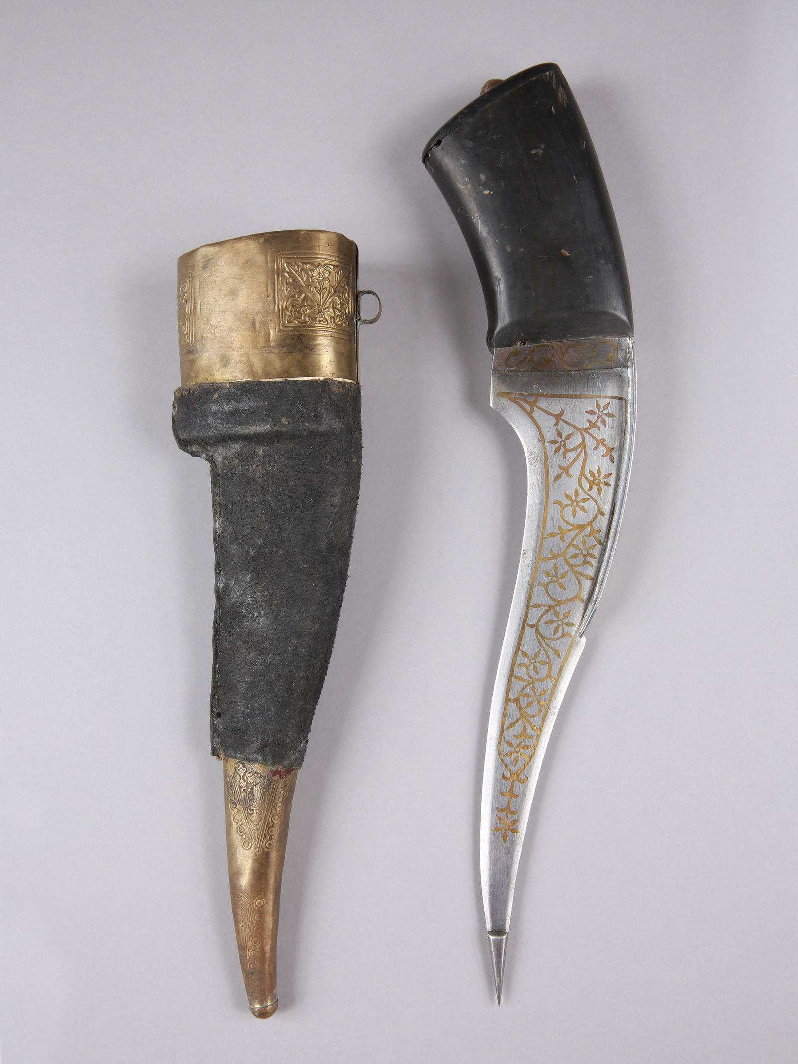 An Afghan Knife with scabbard, "kukri" (1 of 20)