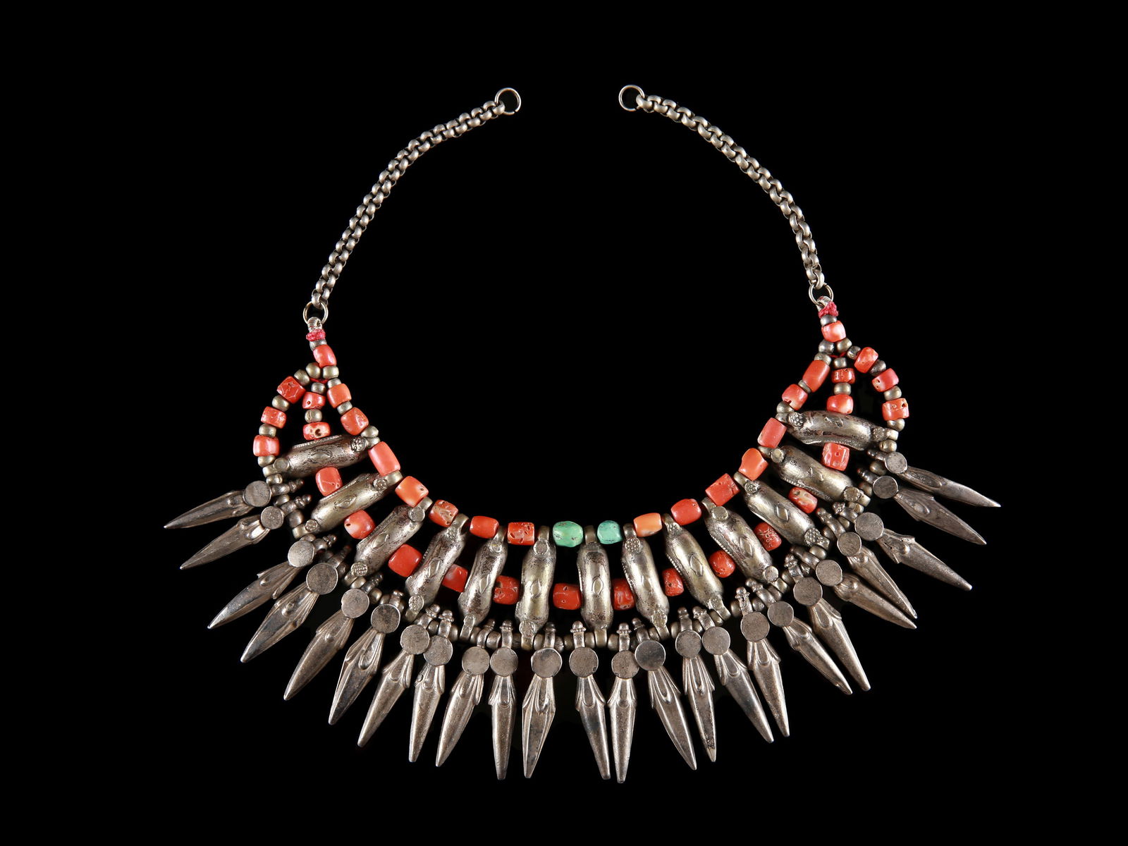A Tibetan richly decorated Ceremonial Necklace: Reich verziertes Zeremonial-Collier Tibet Ohne Sockel / without base Silber, Koralle, Türkis. L 22,5 cm. Provenienz: Schweizer Privatsammlung, Bern. CHF 100 / 200