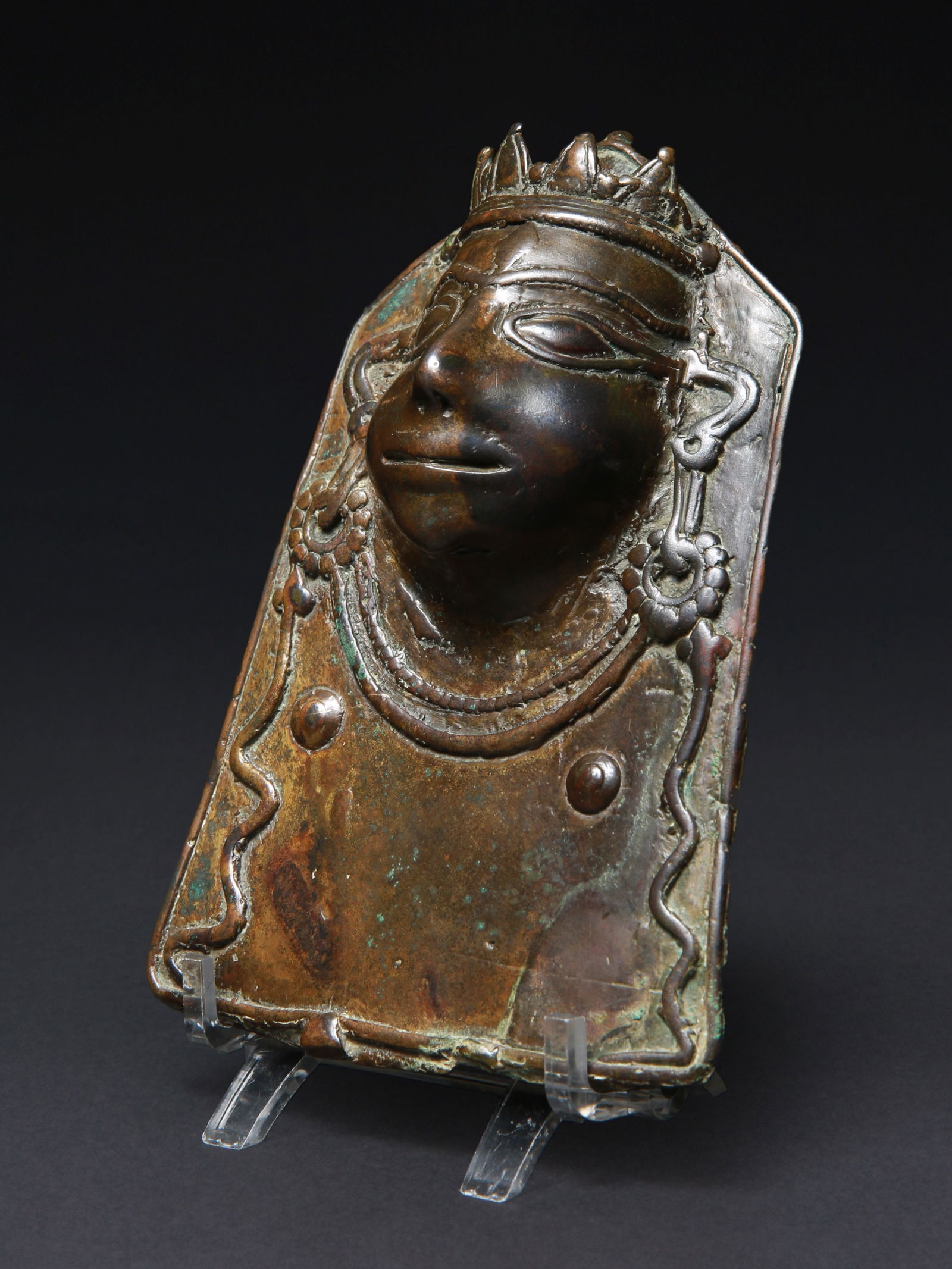 An Indian Processional Mask of Shiva, "mohra": Prozessionsmaske, "mohra" Himachal Pradesh. Indien Ohne Sockel / without base Bronze. H 14,5 cm. Provenienz: - Gérald Minkoff (1937-2009) und Muriel Olesen (1948-2020), Genf. - Hammer Auktionen,B