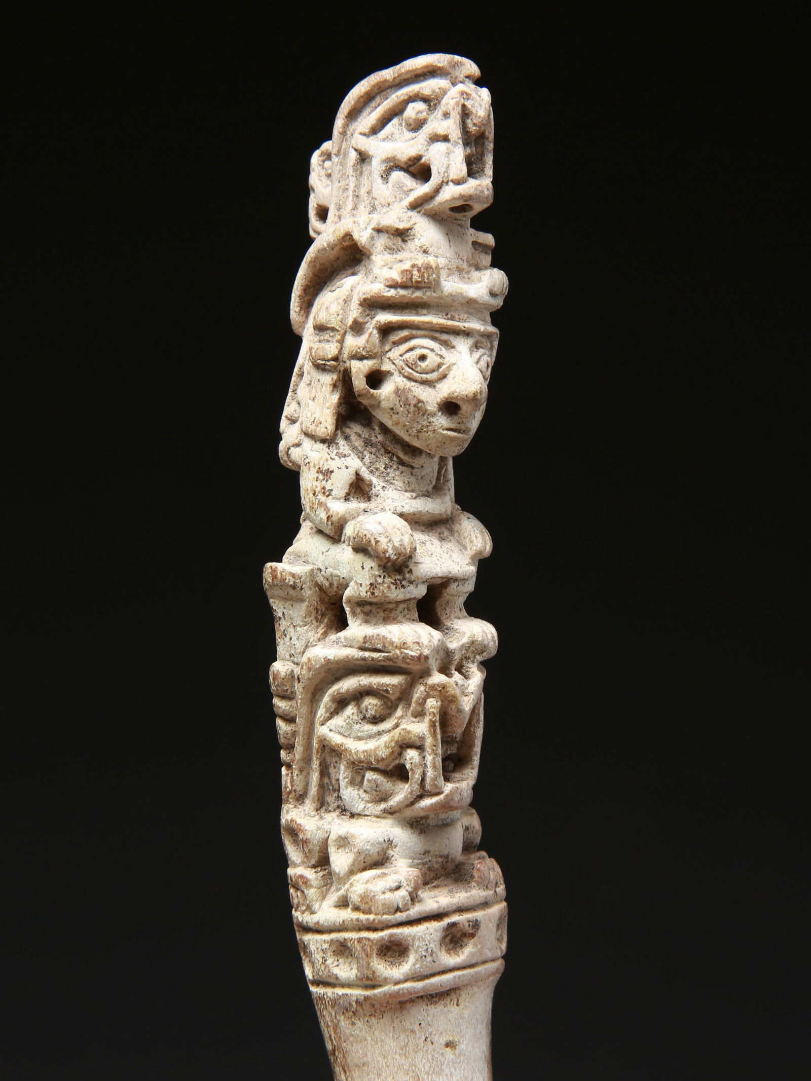 A Carved Bone Staff, Tolita-Tumaco Style, Handycraft: Figürlicher Stab, Kunstgewerbe Tumaco-La-Tolita-Kultur. Ecuador Mit Sockel / with base Knochen. H 21 cm. Provenienz: - Galerie Numaga, Gilbert Huguenin, Auvernier. - 1974: Schweizerische Privatsa