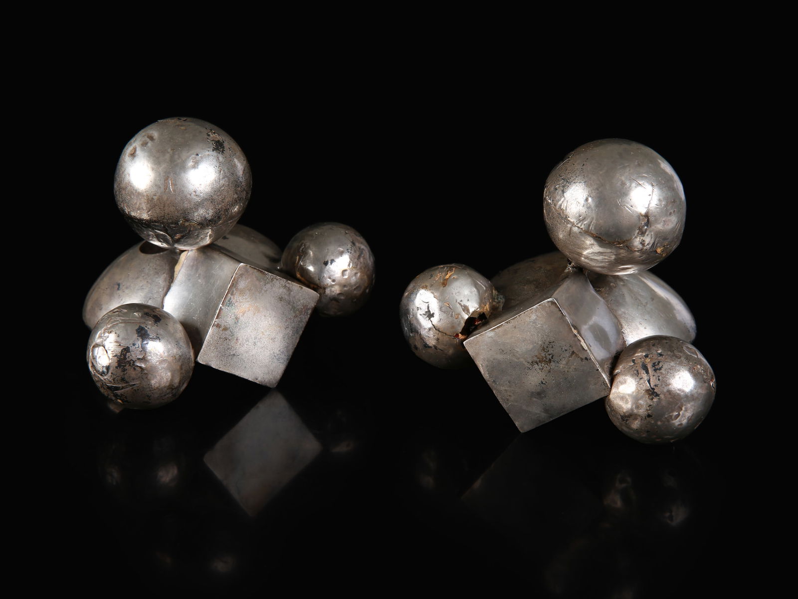 A South Indian Pair of Silver Ear Ornaments, "thandatti": Ohrschmuck-Paar, "thandatti" Indien, Tamil Nadu Ohne Sockel / without base Silberlegierung. H 9 - 9,5 cm. Provenienz: Schweizer Privatsammlung, Zürich. CHF 200 / 400