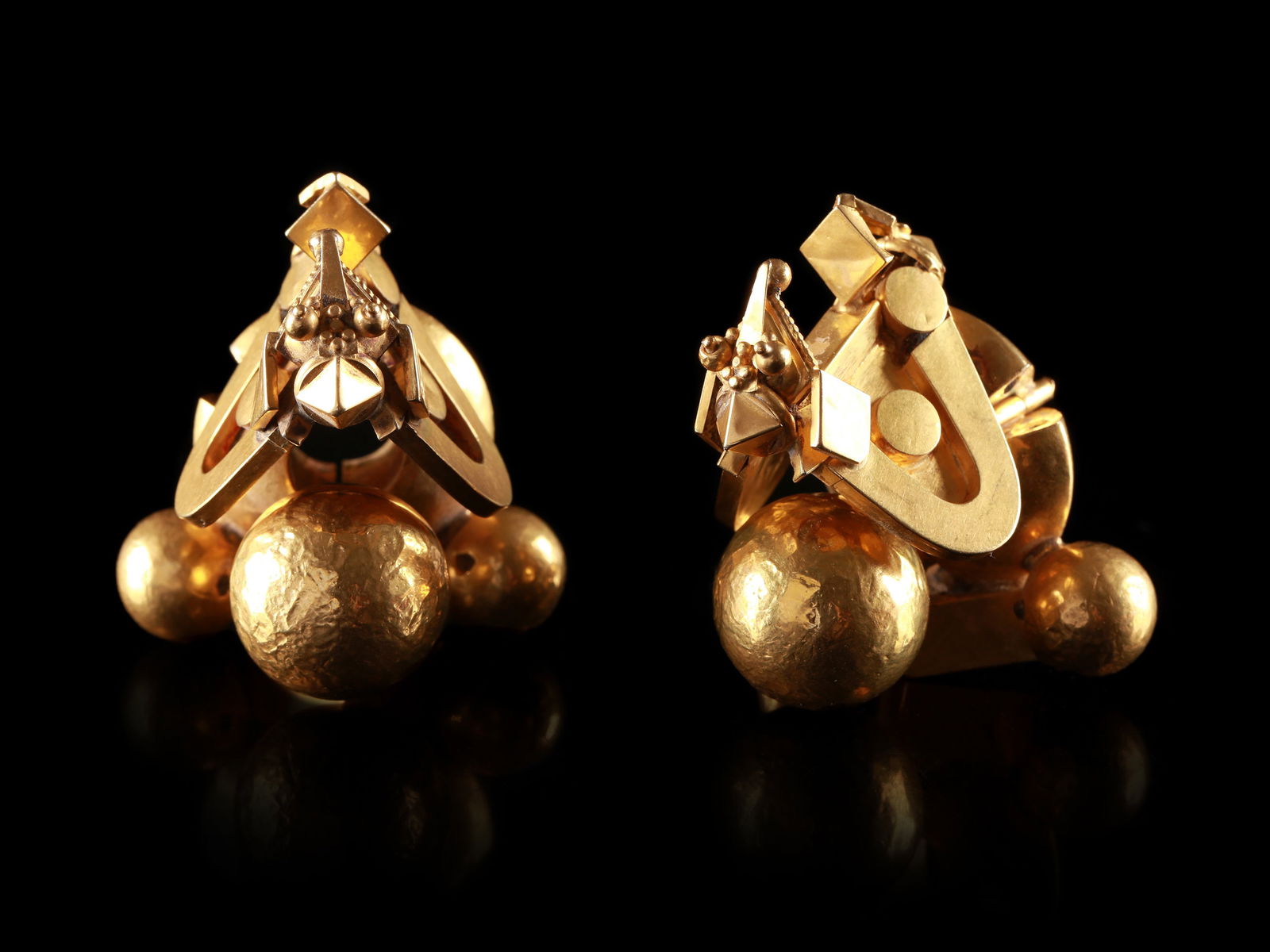 A South Indian Pair of Gold Ear Ornaments, "pampadam": Ohrschmuck-Paar, "pampadam" Indien, Tamil Nadu Ohne Sockel / without base Goldlegierung. H 5,5 cm. B 4 cm. Provenienz: Schweizer Privatsammlung, Zürich. CHF 1 000 / 2 000