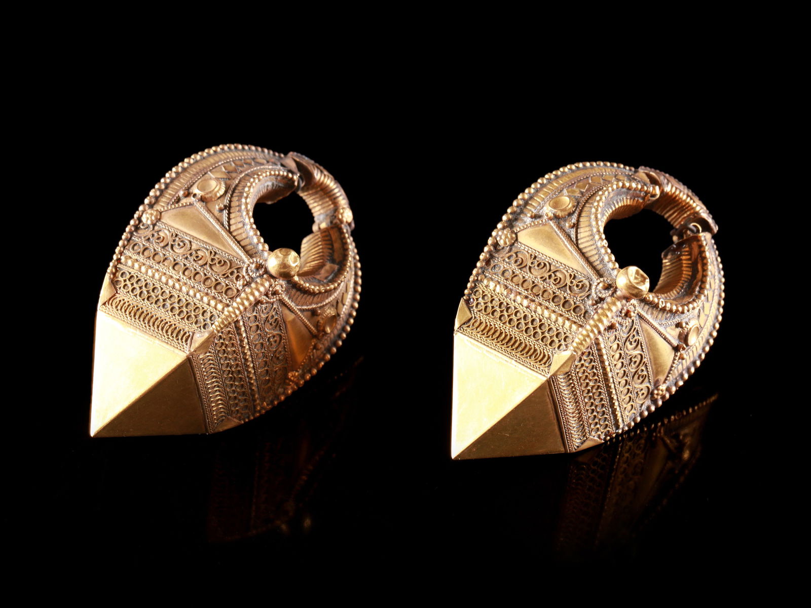 A Southwest Indian Pair of Earrings, "kathija": Ohrschmuck-Paar, "kathija" Indien, Kerala Ohne Sockel / without base Goldlegierung. H 6,5 cm. Provenienz: Schweizer Privatsammlung, Zürich. CHF 800 / 1 200