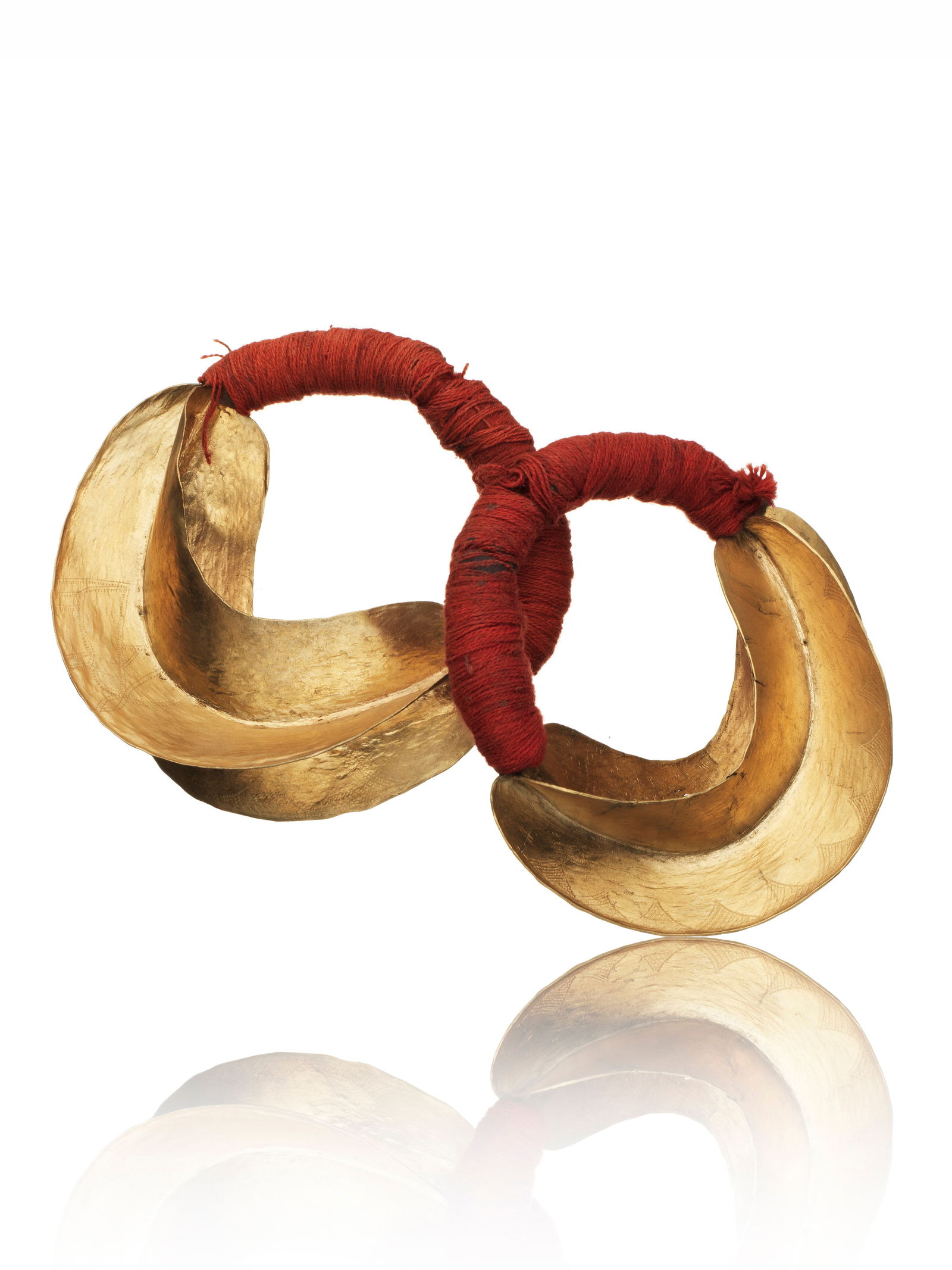 A Peul Pair of Ear Ornaments, "kwoteneye kange": Ohrschmuck-Paar, "kwoteneye kange" Peul. Sahelzone, Westafrika Ohne Sockel / without base Goldlegierung in niedrigem Feingehalt mit einer Oberfläche in höherem Feingehalt, Baumwolle. H 8,5 c