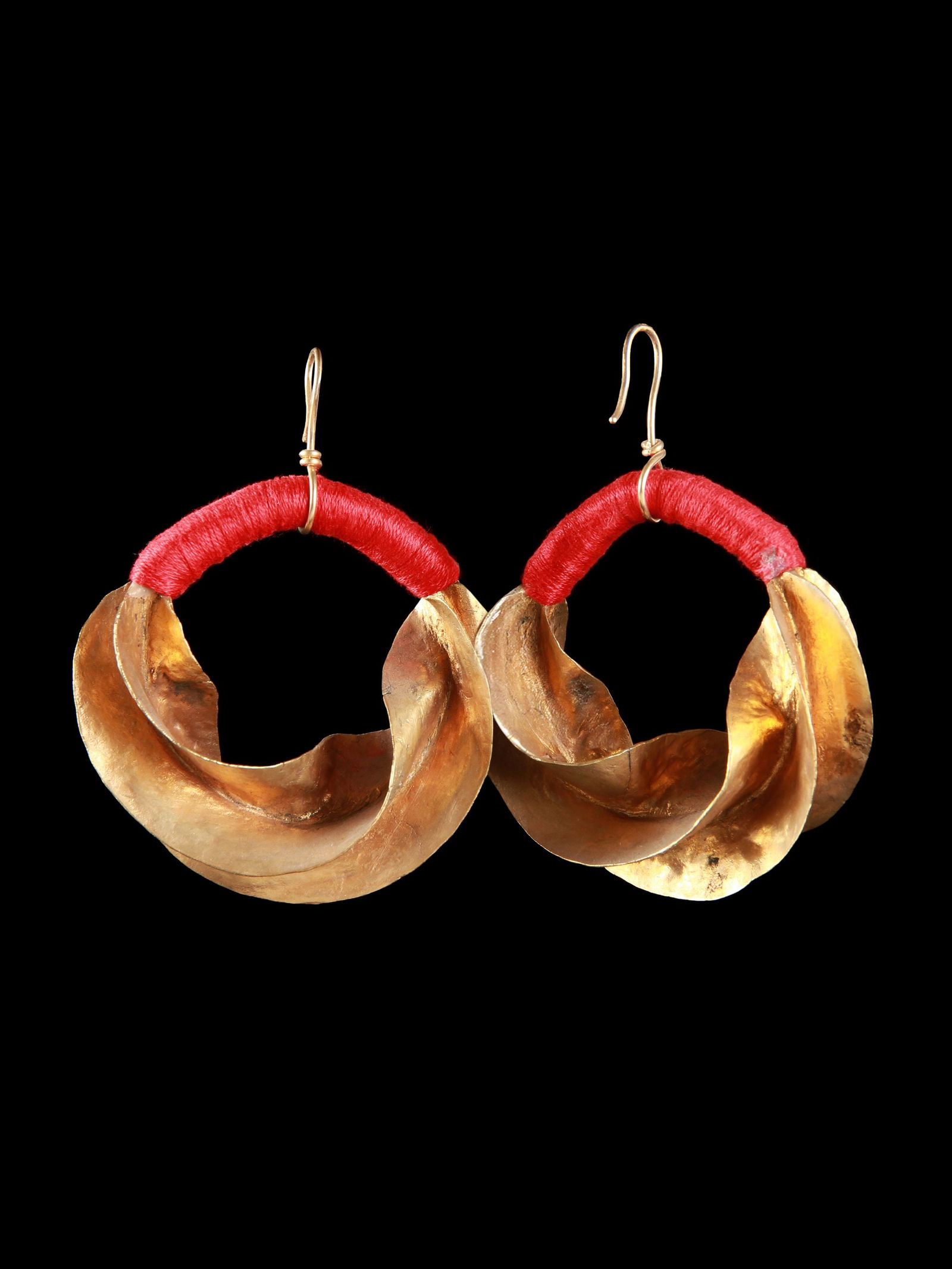 A Peul Pair of Ear Ornaments, "kwoteneye kange": Ohrschmuck-Paar, "kwoteneye kange" Peul. Westafrika, Sahelzone Mit Sockel / with base Goldlegierung in niedrigem Feingehalt mit einer Oberfläche in höherem Feingehalt, Baumwolle. H 6 cm. 