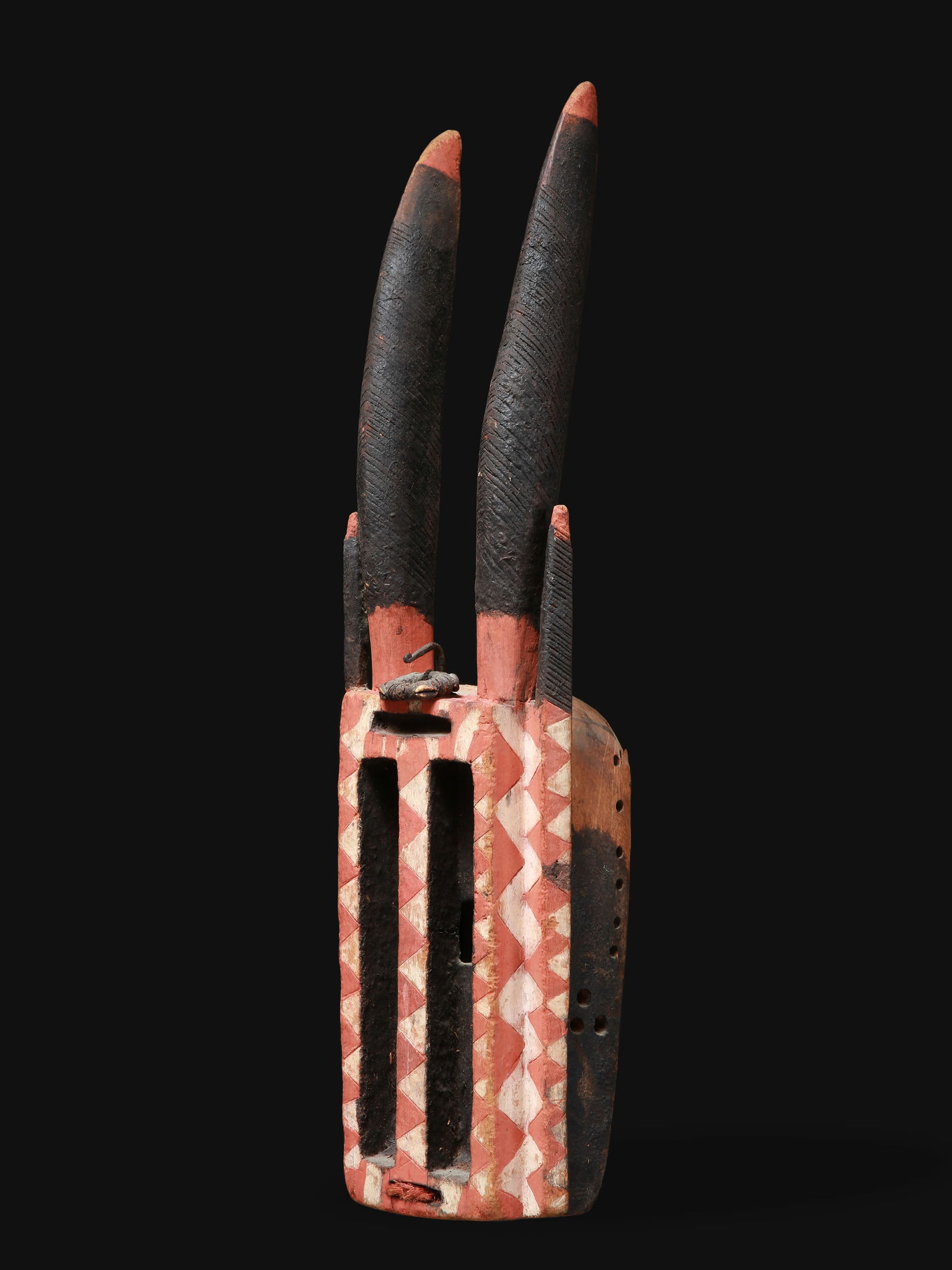 A Dogon Antelope Mask, Handicraft, "walu": Maske, Kunstgewerbe, "walu", ungebraucht Dogon. Mali Ohne Sockel / without base Holz, Eisen, Kaurischnecken. H 87 cm. B 22 cm. Provenienz: - Galerie Walu, Basel. - vor 1968: Sammlung Werner, Basel. Ac