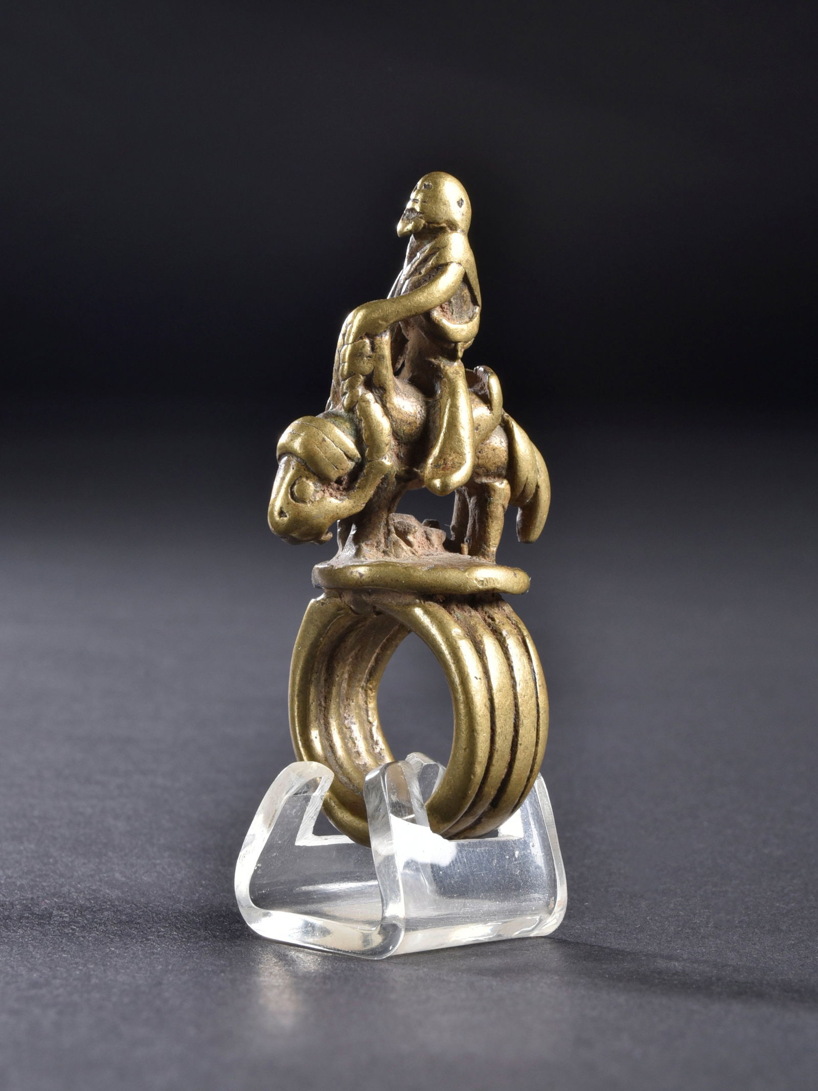 A Dogon Bronze Ring with Equestrian: Fingerring mit Reiterfigur Dogon. Mali Mit Sockel / with base Gelbguss. H 6 cm. Ringmass: 59 Provenienz: - Galerie Maria und Paul Wyss, Maria Wyss (1924-1992), Basel. - Smlg. Hubermann, Basel. - 1995: