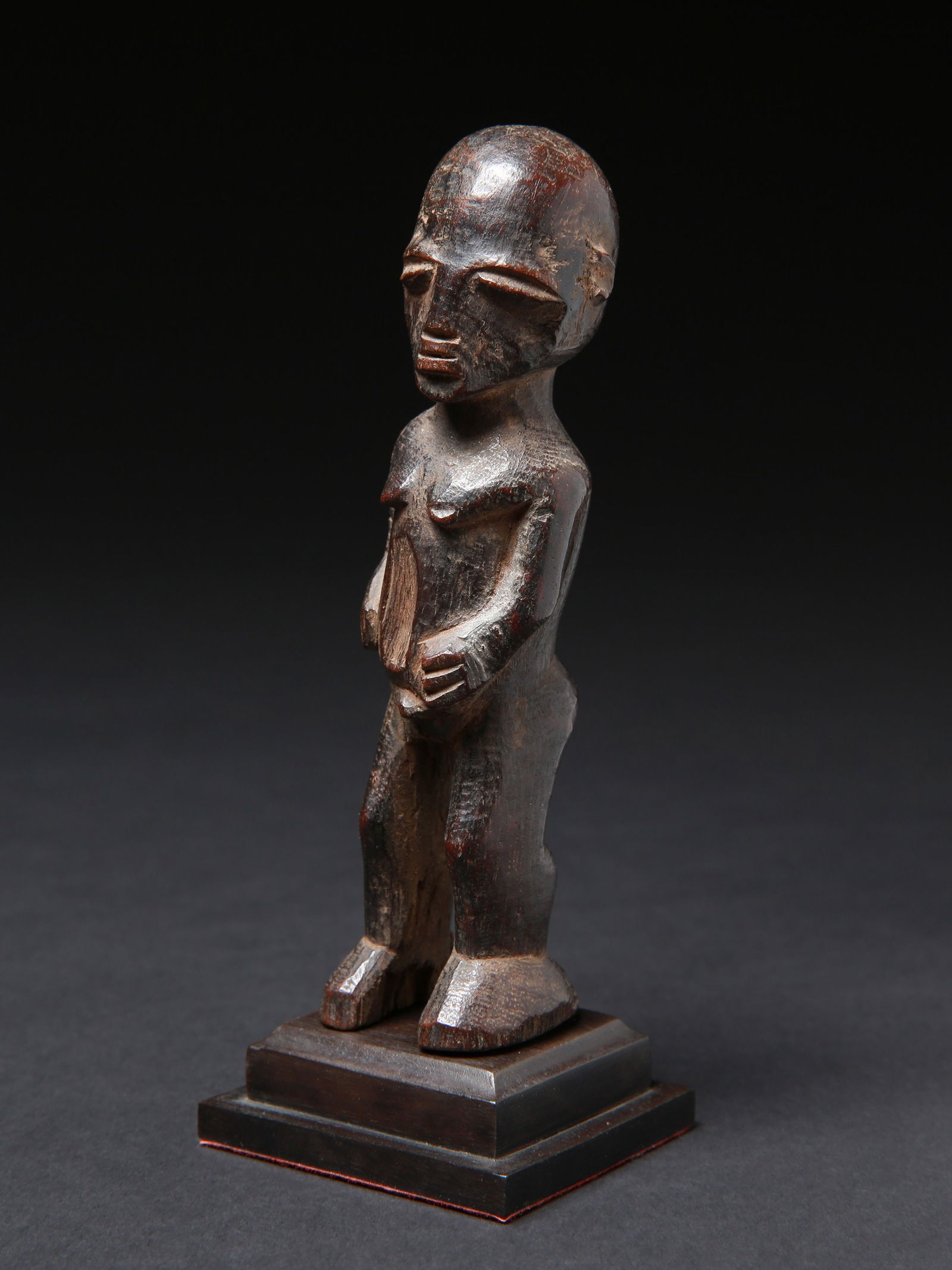 A Lobi Miniature Figure, "bùthib pumbiirà": Miniatur-Figur, "bùthib pumbiirà" Lobi. Burkina Faso Mit Sockel / with base Holz. H 13,5 cm. Provenienz: Schweizer Privatsammlung. bateba-Schreinfiguren der Lobi vereinten menschenähnli