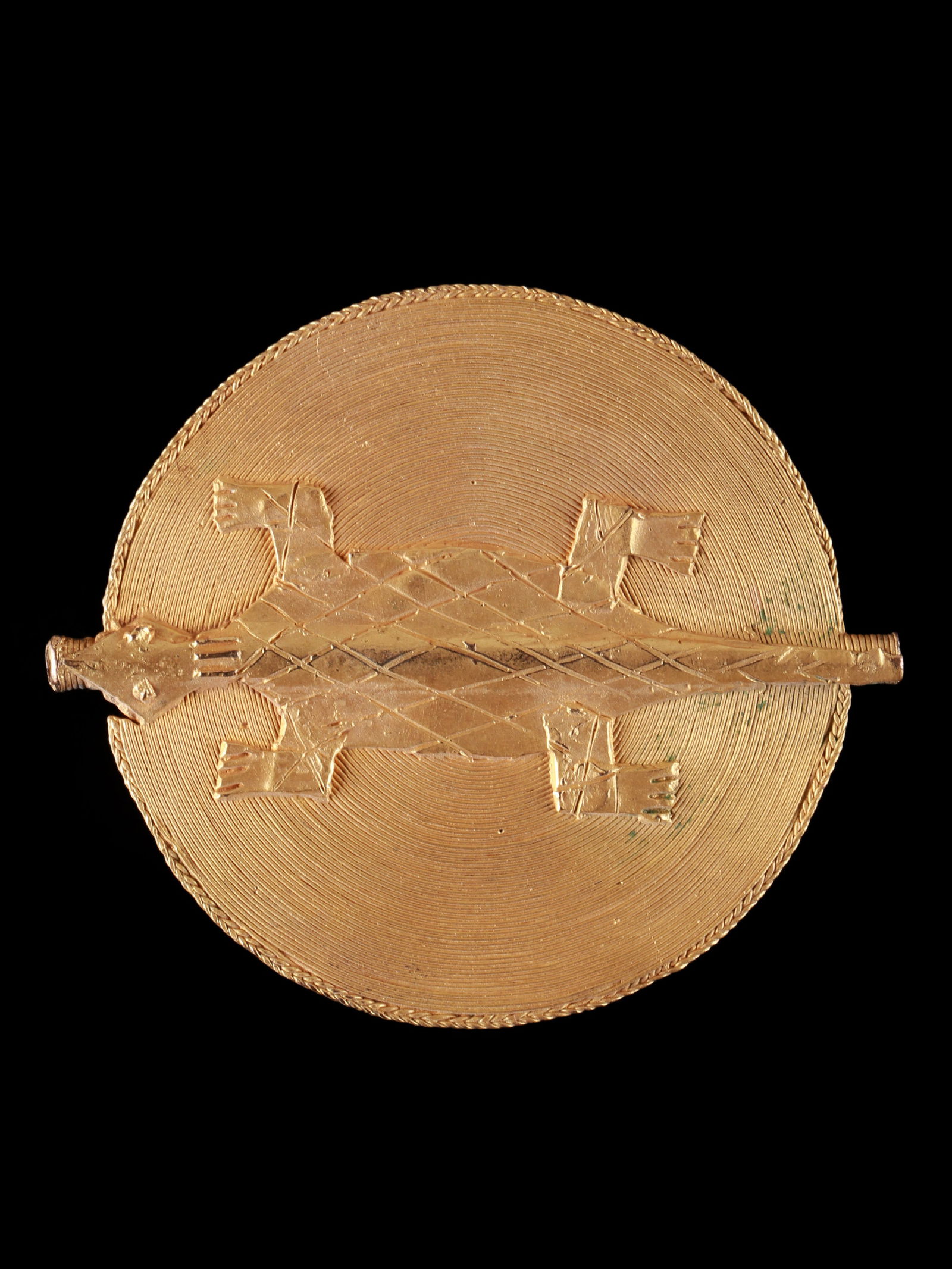 A Baule Royal Jewelry Disc, "tadae": Höfische Schmuckscheibe, "tadae" Baule. Côte d’Ivoire Mit Sockel / with base Goldlegierung, ca. 5,5 Karat (0,230). Oberfläche mit Fertigvergoldung in hohem Feingehalt. H 7,5 cm. B