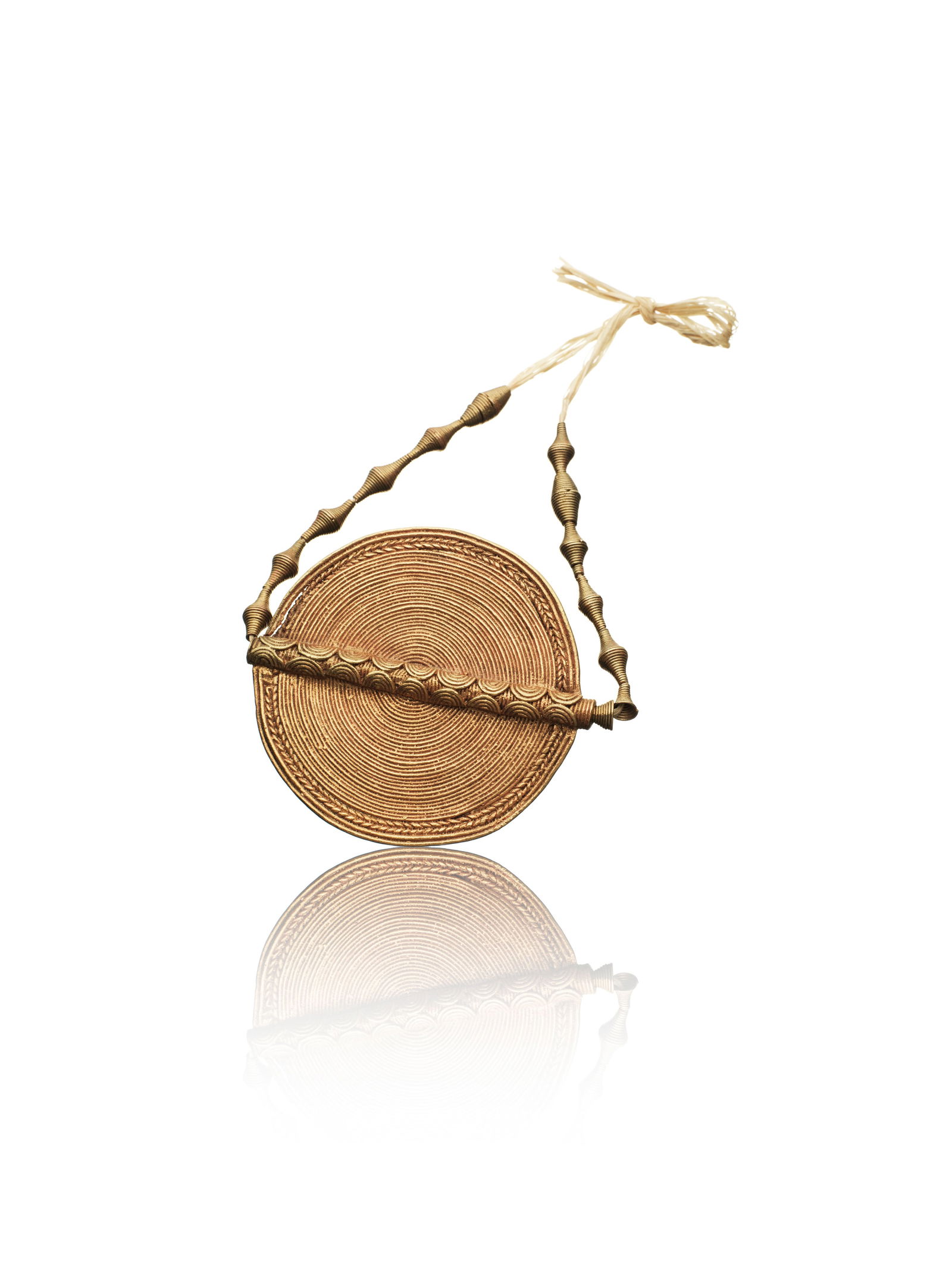 A Baule Jewelry Disc, "tadae" with 12 Beads strung on Thread: Schmuckscheibe mit 12 Schmuckperlen auf Faden aufgezogen Baule. Côte d’Ivoire Ohne Sockel / without base Goldlegierungen in niedrigem Feingehalt mit Oberflächen in höherem Feingeh