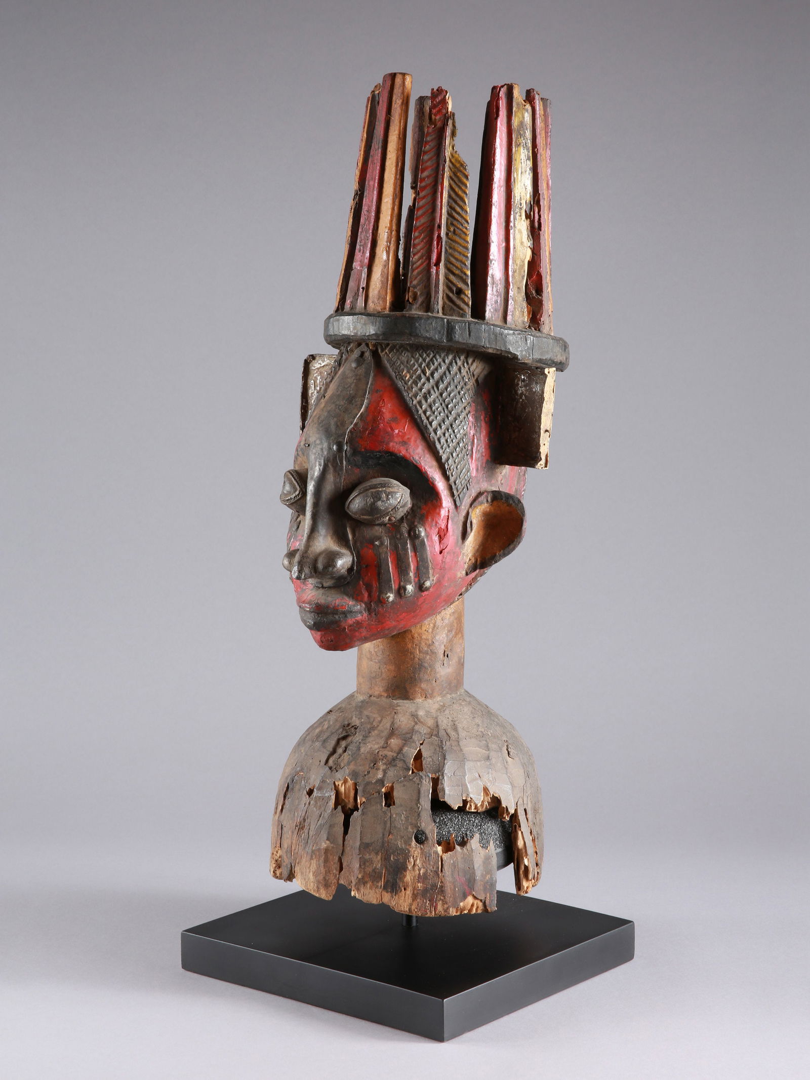 A Yoruba Headdress, "okooro": Kopfaufsatz-Maske, "okooro" Yoruba-Ijebu. Nigeria Mit Sockel / with base Holz, Kupferlegierung. H 60 cm. Provenienz: - Abdoulay Ousmane, Lomé. - René David (1928-2015), Zürich. - 2015: