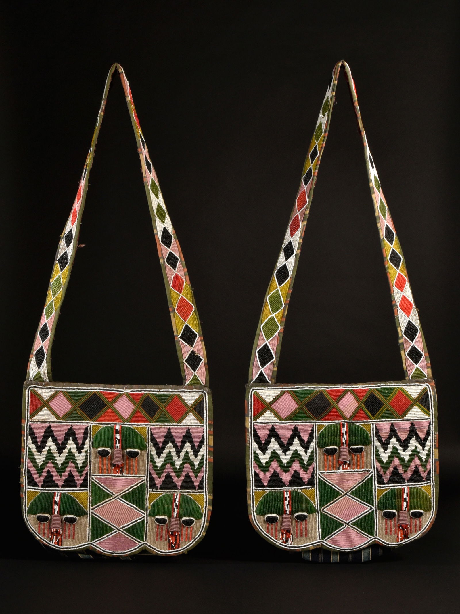 A Yoruba Pair of beaded Diviner's Bags, "apo ileke Ifa": Perlenbesticktes Taschen-Paar, "apo ileke Ifa" Yoruba. Nigeria Ohne Sockel / without base Textil, Glasperlen. H je 32 cm. B je 36 cm. Provenienz: - René David (1928-2015), Zürich. - 2015: Je