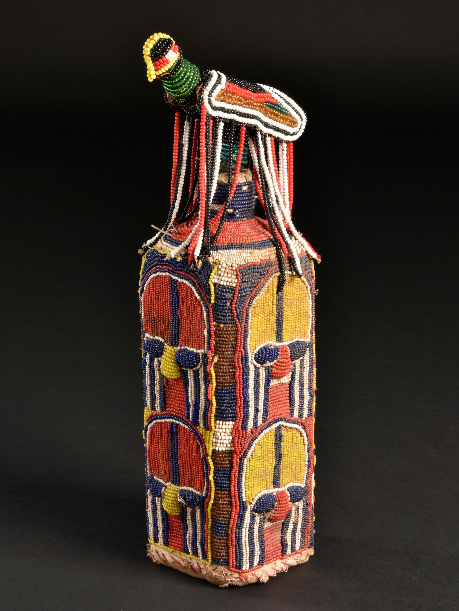 A Yoruba beaded Bottle with Stopper, "igo ileke": Prestigeobjekt, Flasche, "igo ileke" Yoruba. Nigeria Ohne Sockel / without base Glas, mit Glasperlen überzogen. H 32,5 cm. Provenienz: - René David (1928-2015), Zürich. - 2015: Jean Dav