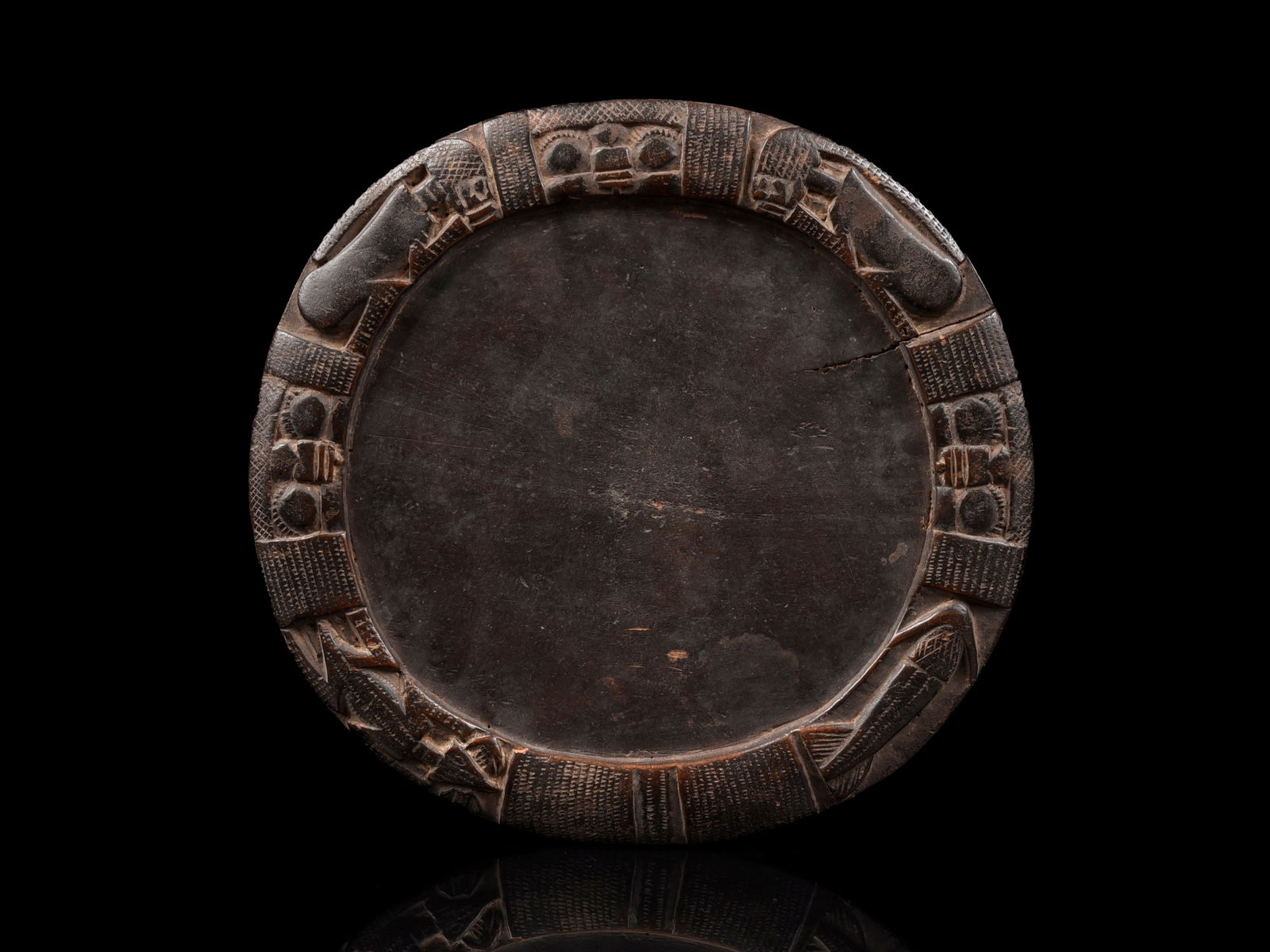 A Yoruba Divination Tray, "opon-ifa": Orakelbrett, "opon-ifa" Yoruba. Nigeria Ohne Sockel / without base Holz. Ø 29 cm. Provenienz: - Galerie Walu, Zürich. - René David (1928-2015), Zürich. - 2015: Jean David, Basel. A