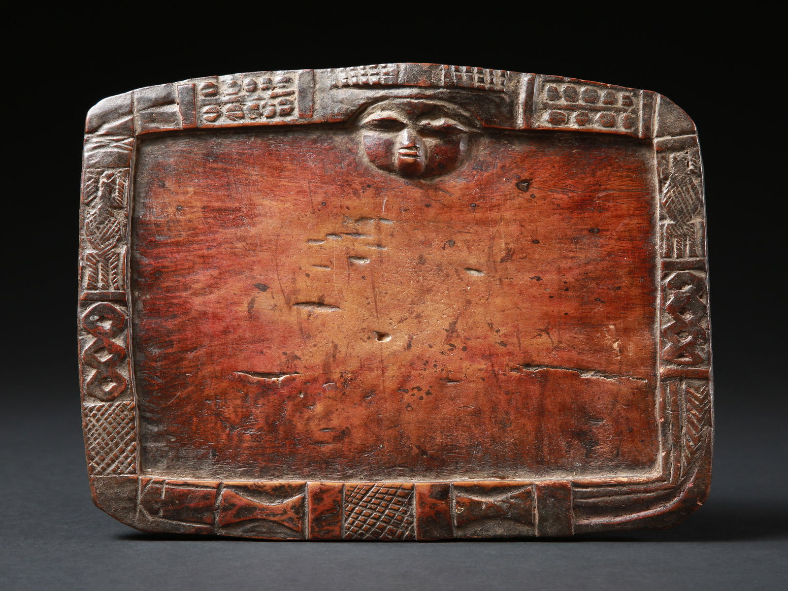 A Yoruba Divination Tray, "opon-ifa": Orakelbrett, "opon-ifa" Yoruba. Nigeria Ohne Sockel / without base Holz. Provenienz: - Galerie Walu, Zürich. - 1980: deutsche Privatsammlung, Düsseldorf. - 2023: Jean David, Basel. Im gesamt