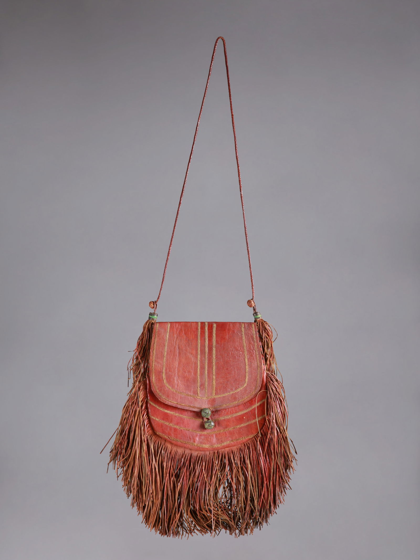 A Tuareg Travel Bag, "tassufra": Reisetasche, "tassufra" Tuareg. Algerien / Lybien / Mali / Niger / Burkina Faso Ohne Sockel / without base Leder. B 35 - 50 cm. L 37 - 90 cm. Provenienz: - Heinz-Werner Fusbahn (1905-1958,