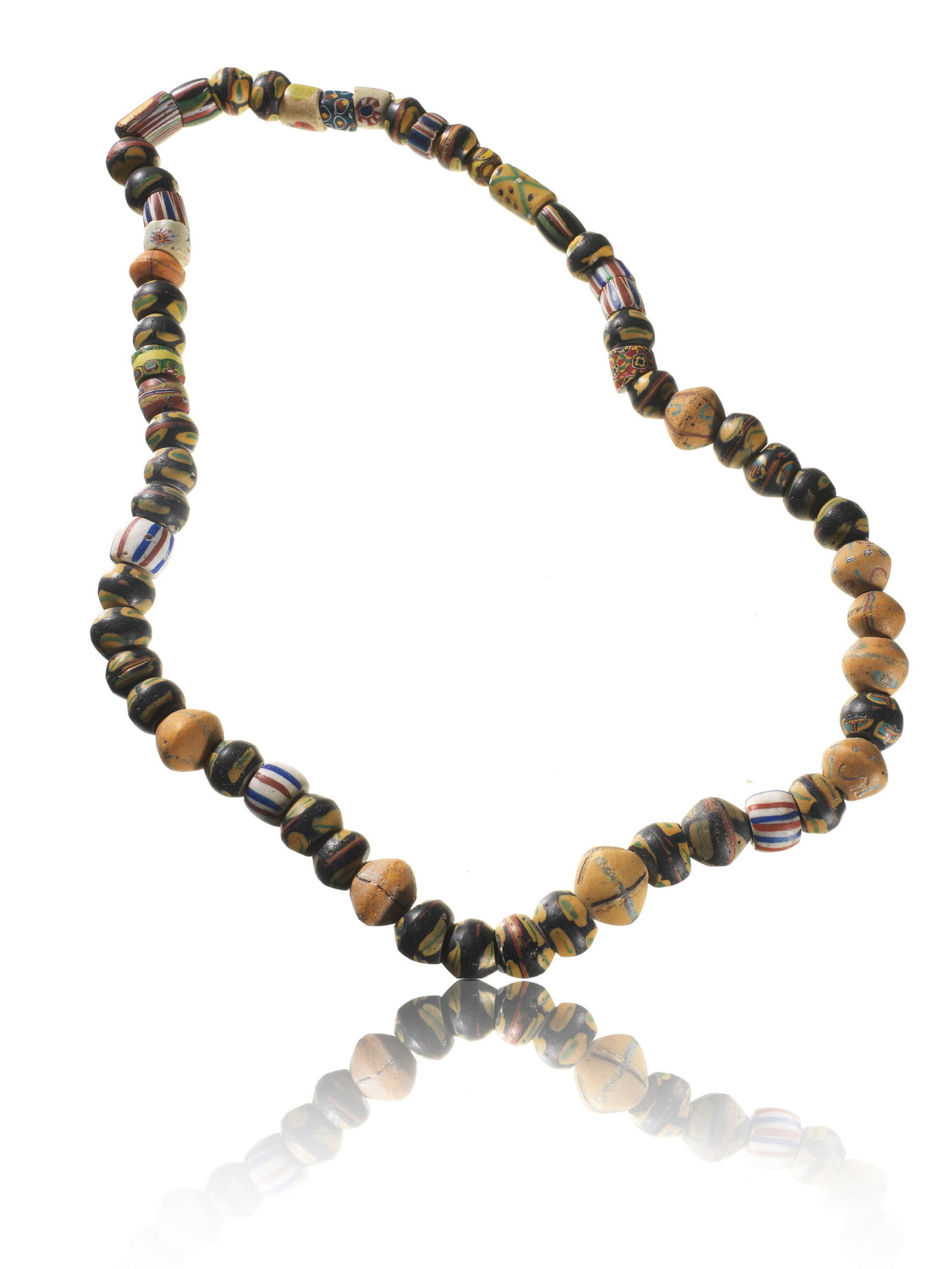 A Glass Beads Necklace: Glasperlen-Collier Italien / Westafrika Neu aufgezogen Glas. L 75 cm. Provenienz: - Galerie Walu, Zürich (vor 1998). - Hammer Auktionen, Basel (05.07.2018). - Claudine (1952-2020) und Christophe Eich